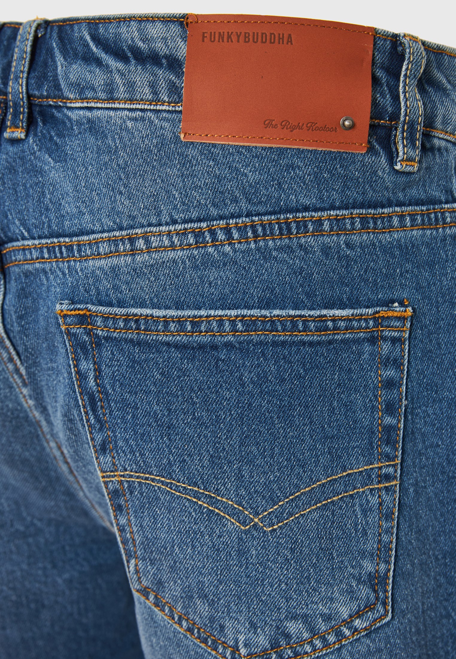 Comfort fit τζιν βερμούδα με raw edges