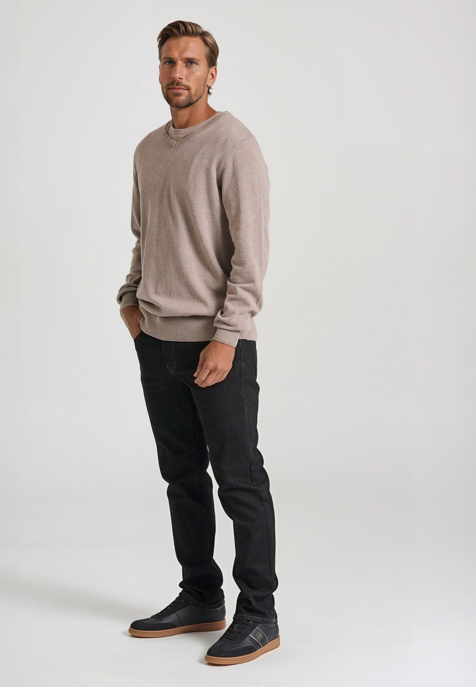 Ανδρικό πουλόβερ με V λαιμόκοψη - The essentials