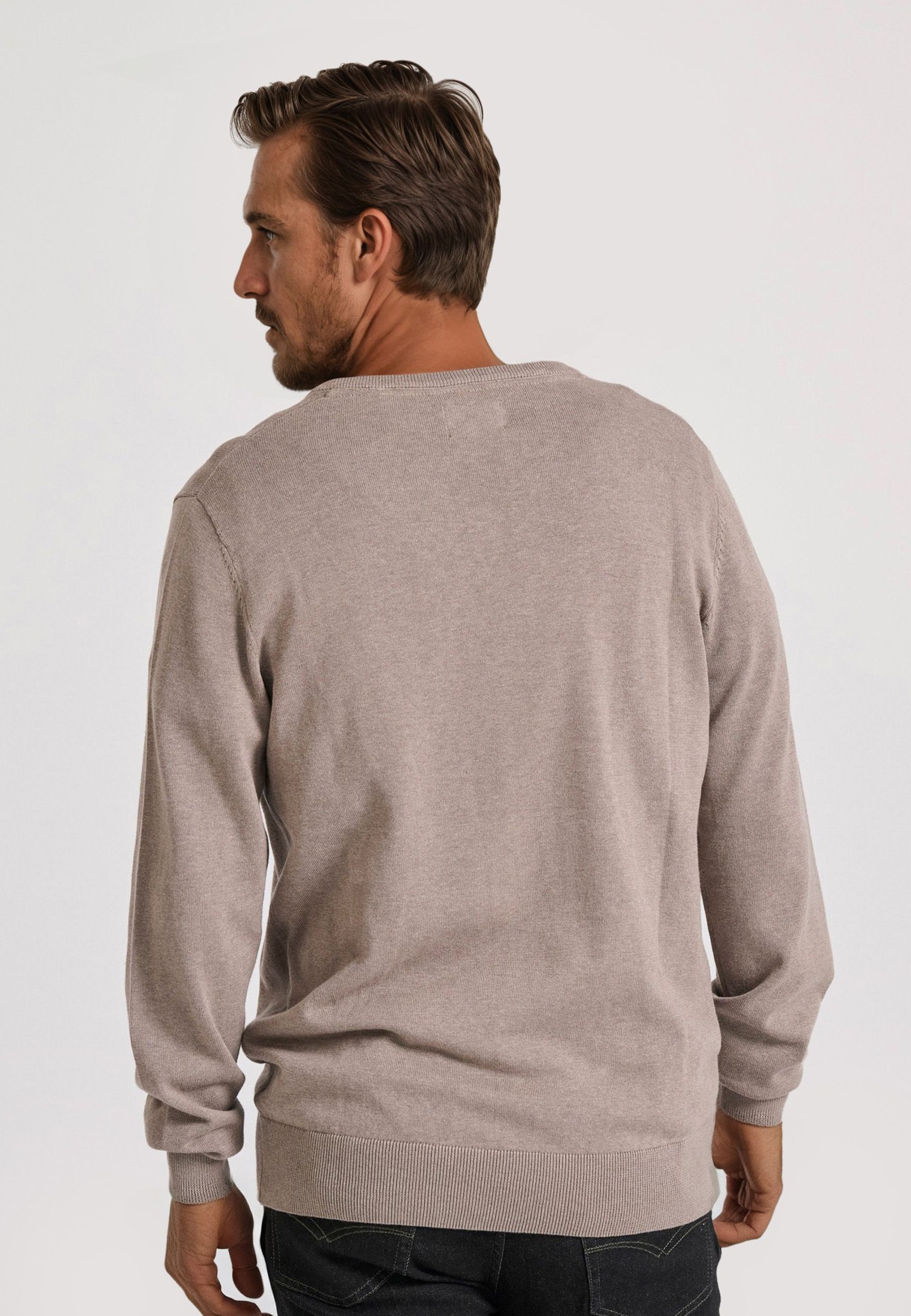 Ανδρικό πουλόβερ με V λαιμόκοψη - The essentials