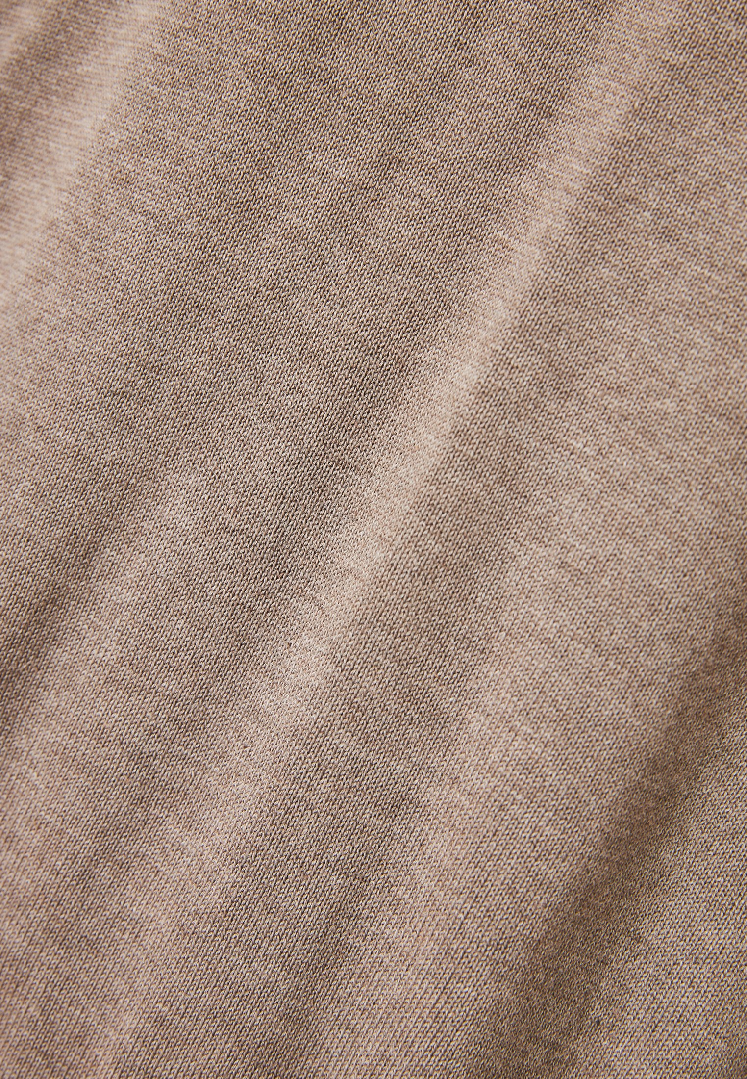 Ανδρικό πουλόβερ με V λαιμόκοψη - The essentials