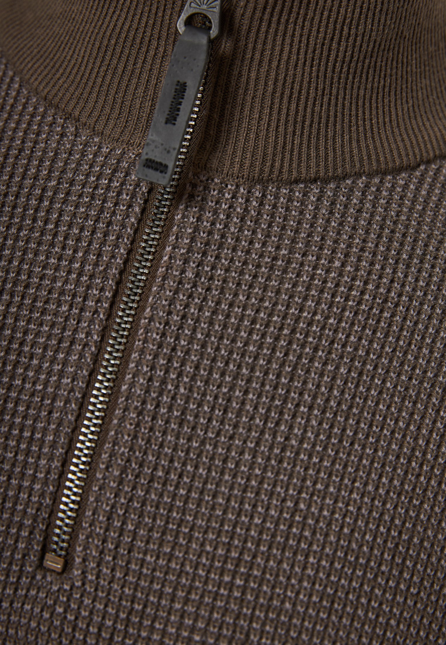 Half-zip πουλόβερ με ψηλή λαιμόκοψη φωτογραφία