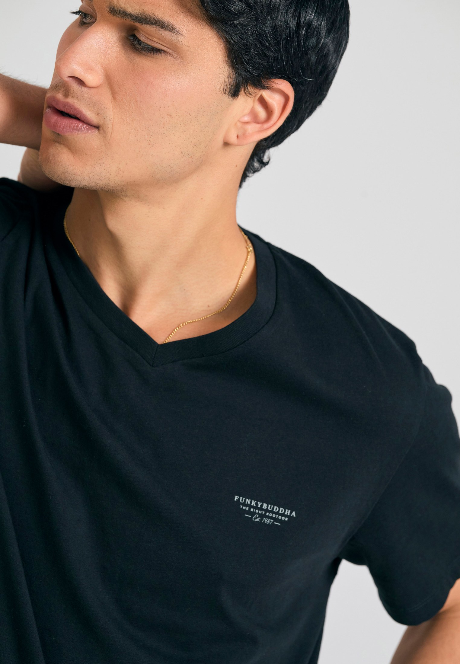 V-neck t-shirt με logo στο στήθος