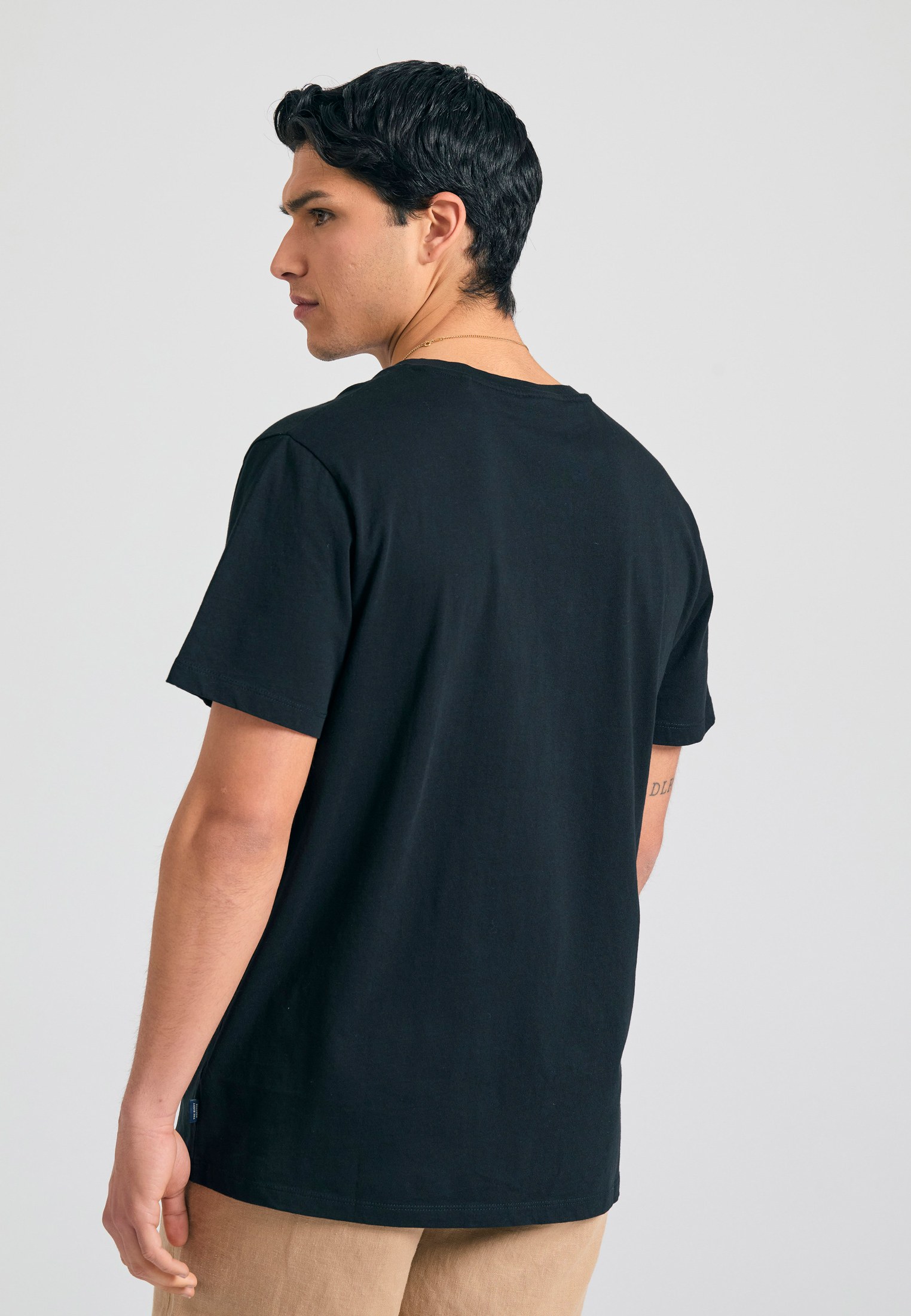 V-neck t-shirt με logo στο στήθος