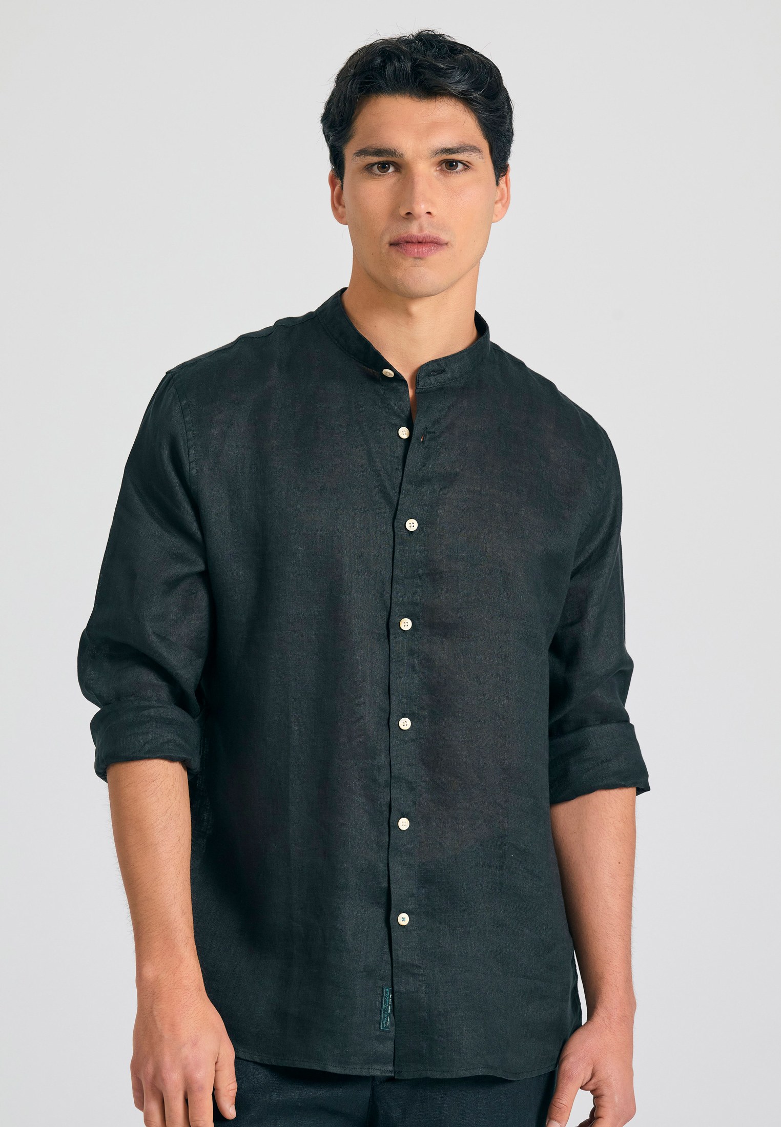 Garment dyed λινό πουκάμισο με λαιμό mao φωτογραφία