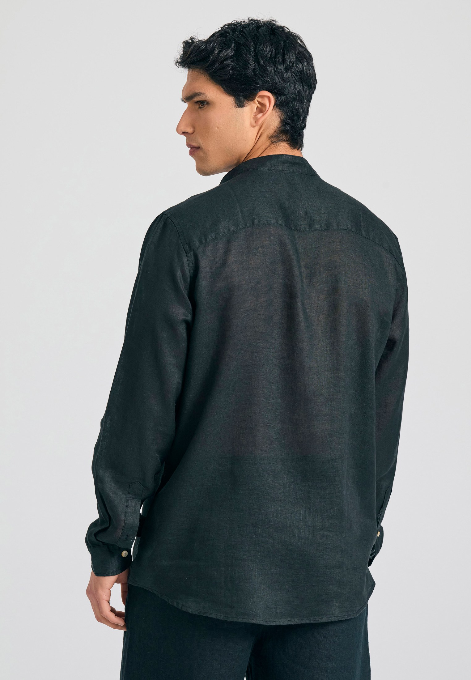 Garment dyed λινό πουκάμισο με λαιμό mao φωτογραφία