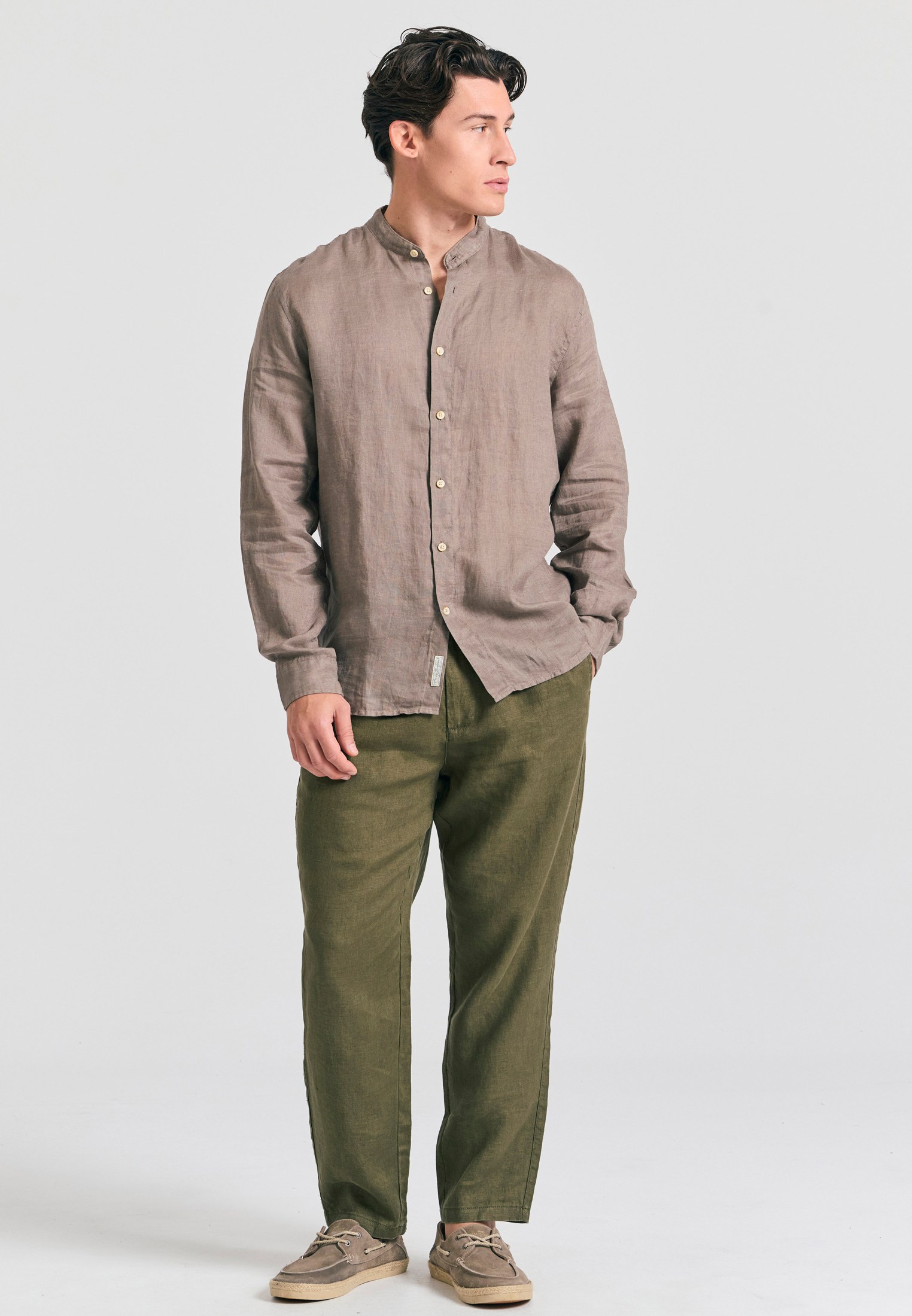 Garment dyed λινό πουκάμισο με λαιμό mao φωτογραφία