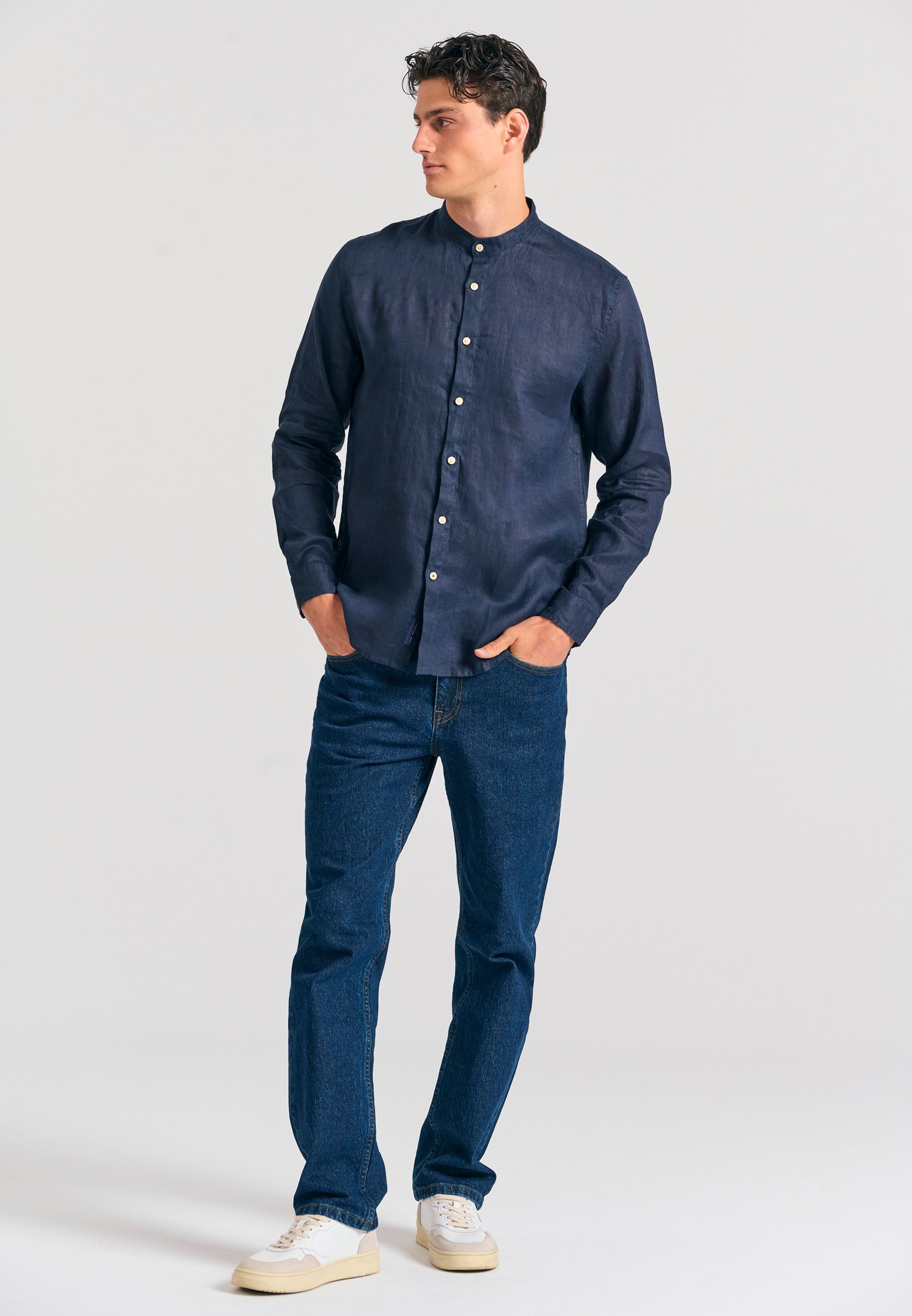 Garment dyed λινό πουκάμισο με λαιμό mao φωτογραφία