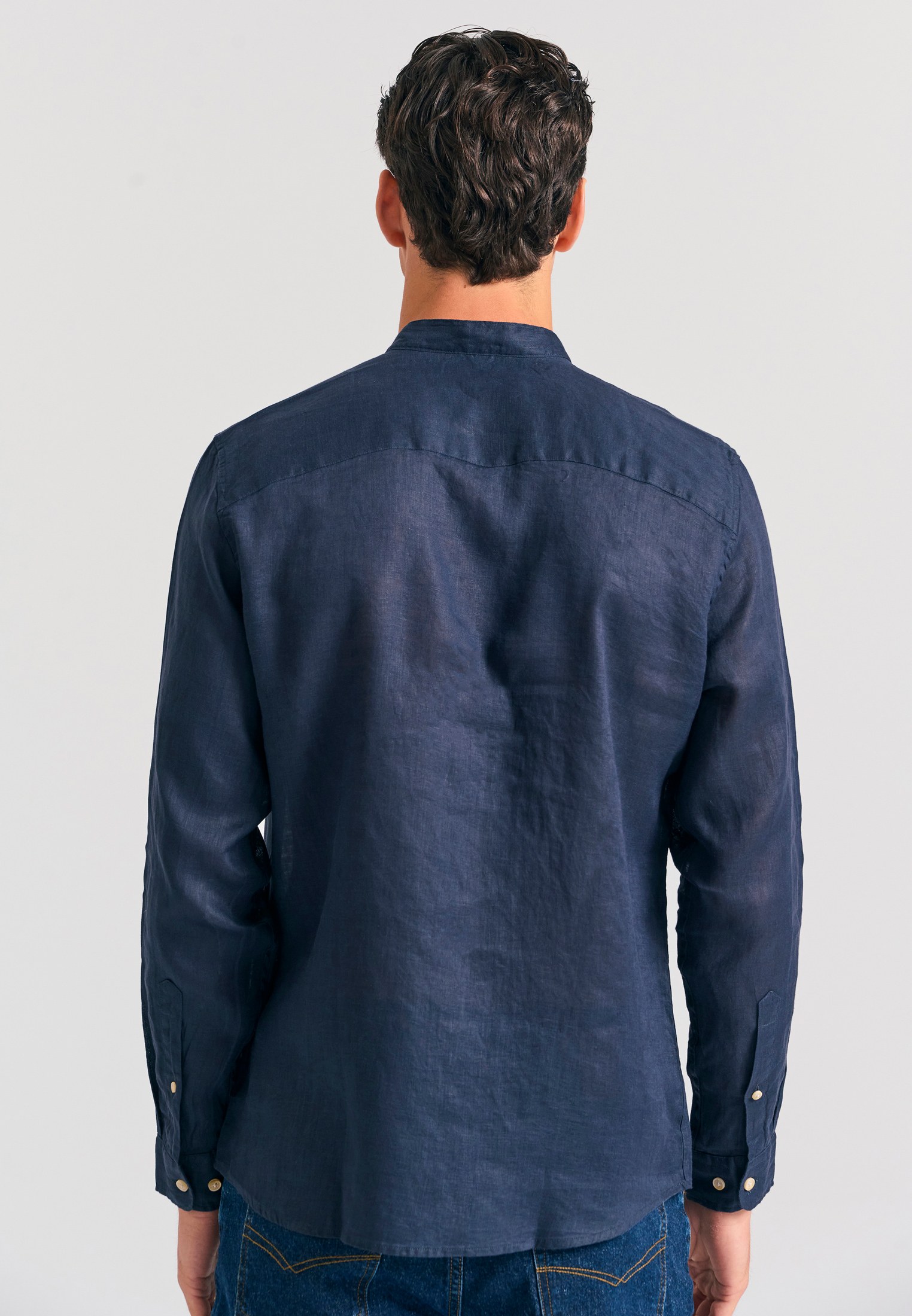 Garment dyed λινό πουκάμισο με λαιμό mao φωτογραφία