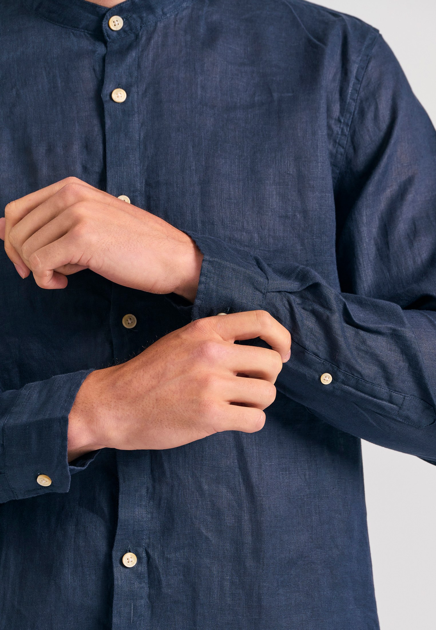 Garment dyed λινό πουκάμισο με λαιμό mao φωτογραφία