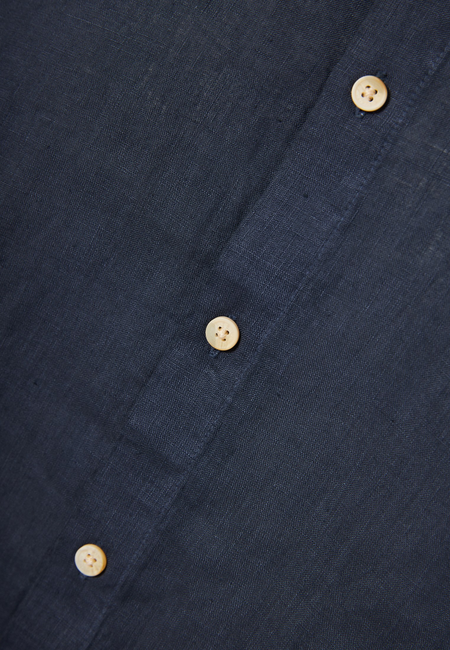 Garment dyed λινό πουκάμισο με λαιμό mao φωτογραφία