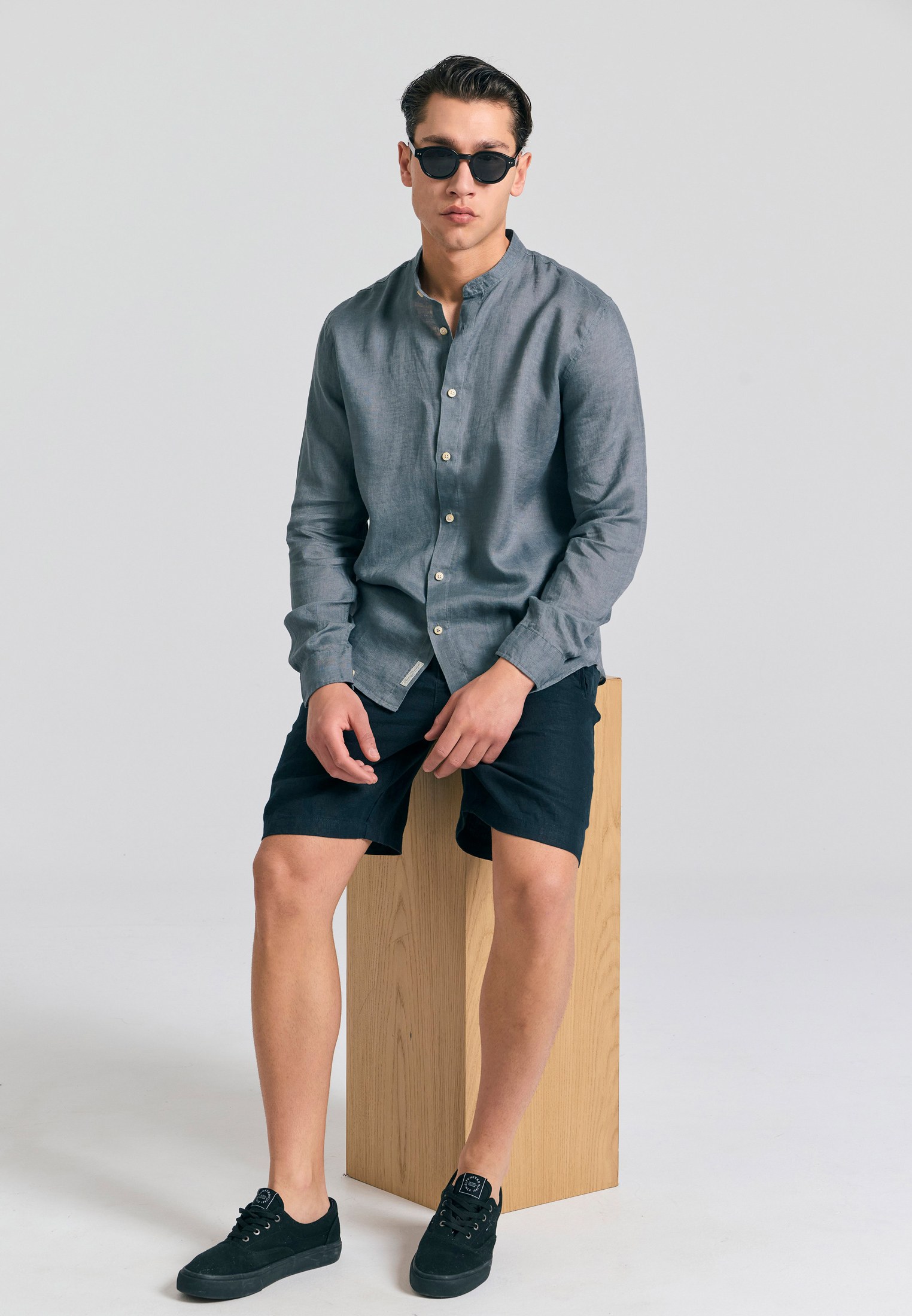 Garment dyed λινό πουκάμισο με λαιμό mao φωτογραφία