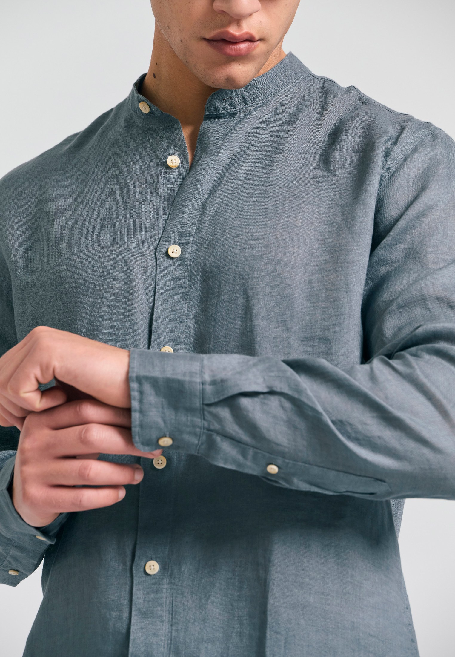 Garment dyed λινό πουκάμισο με λαιμό mao φωτογραφία