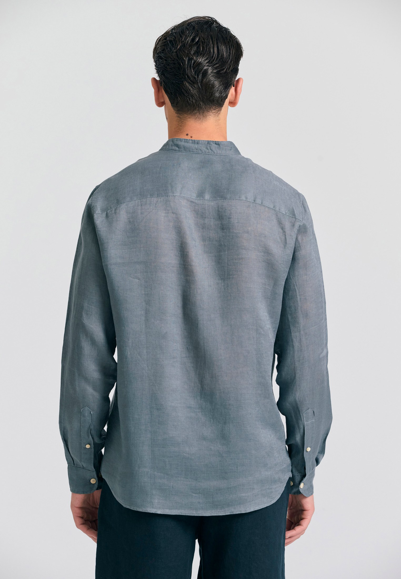 Garment dyed λινό πουκάμισο με λαιμό mao φωτογραφία