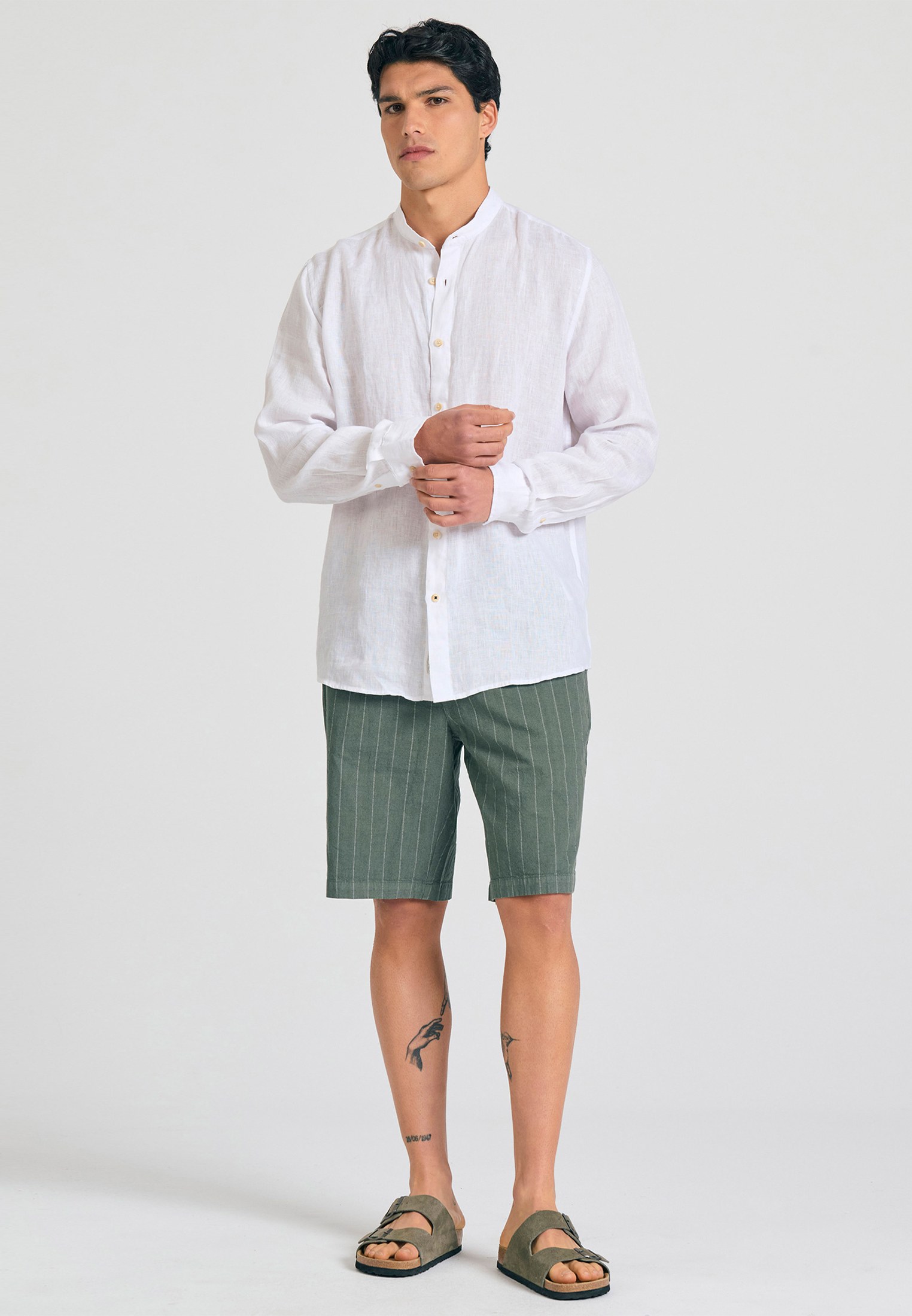 Garment dyed λινό πουκάμισο με λαιμό mao φωτογραφία