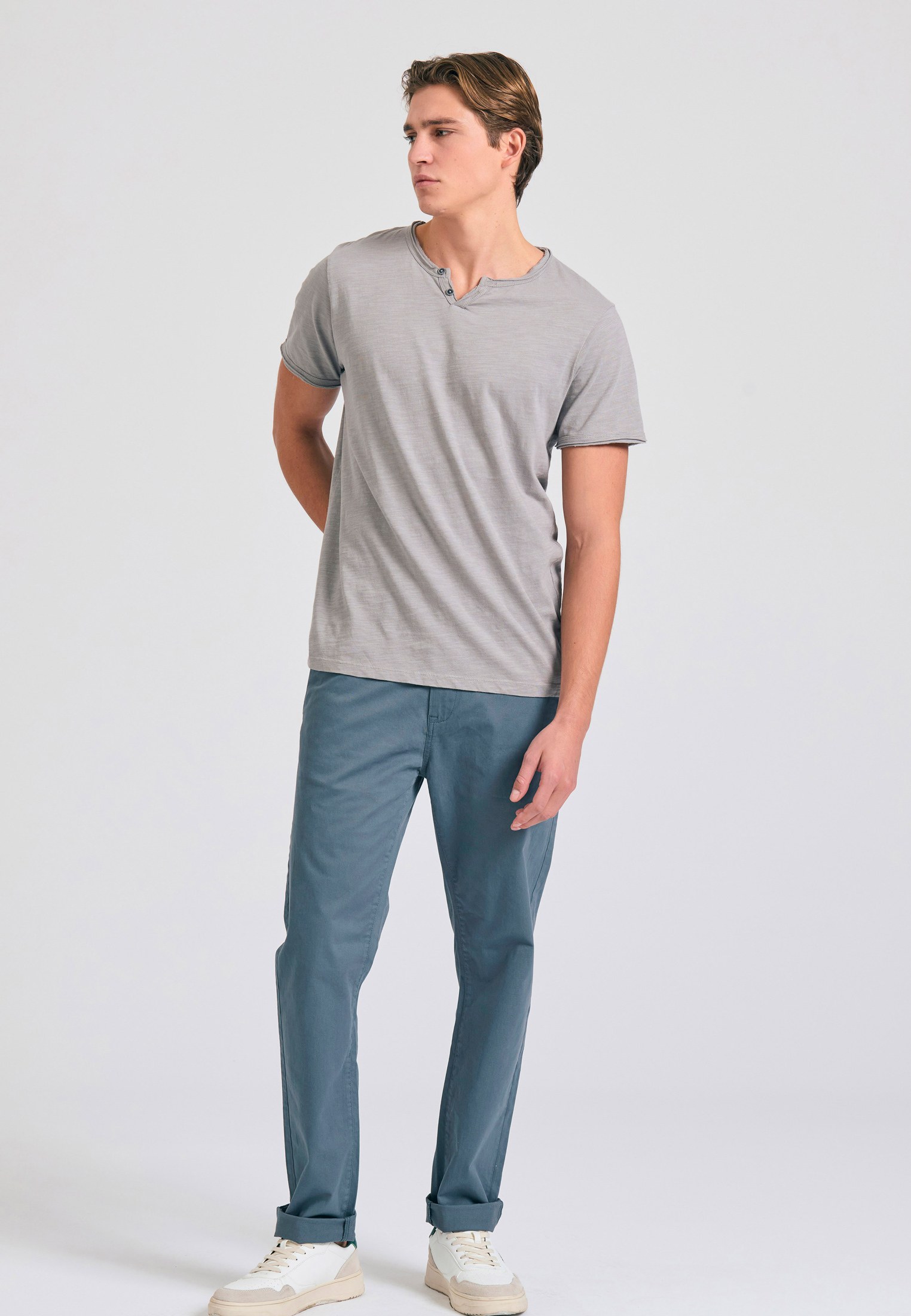 T-shirt με λαιμό henley και raw cuts - The essentials