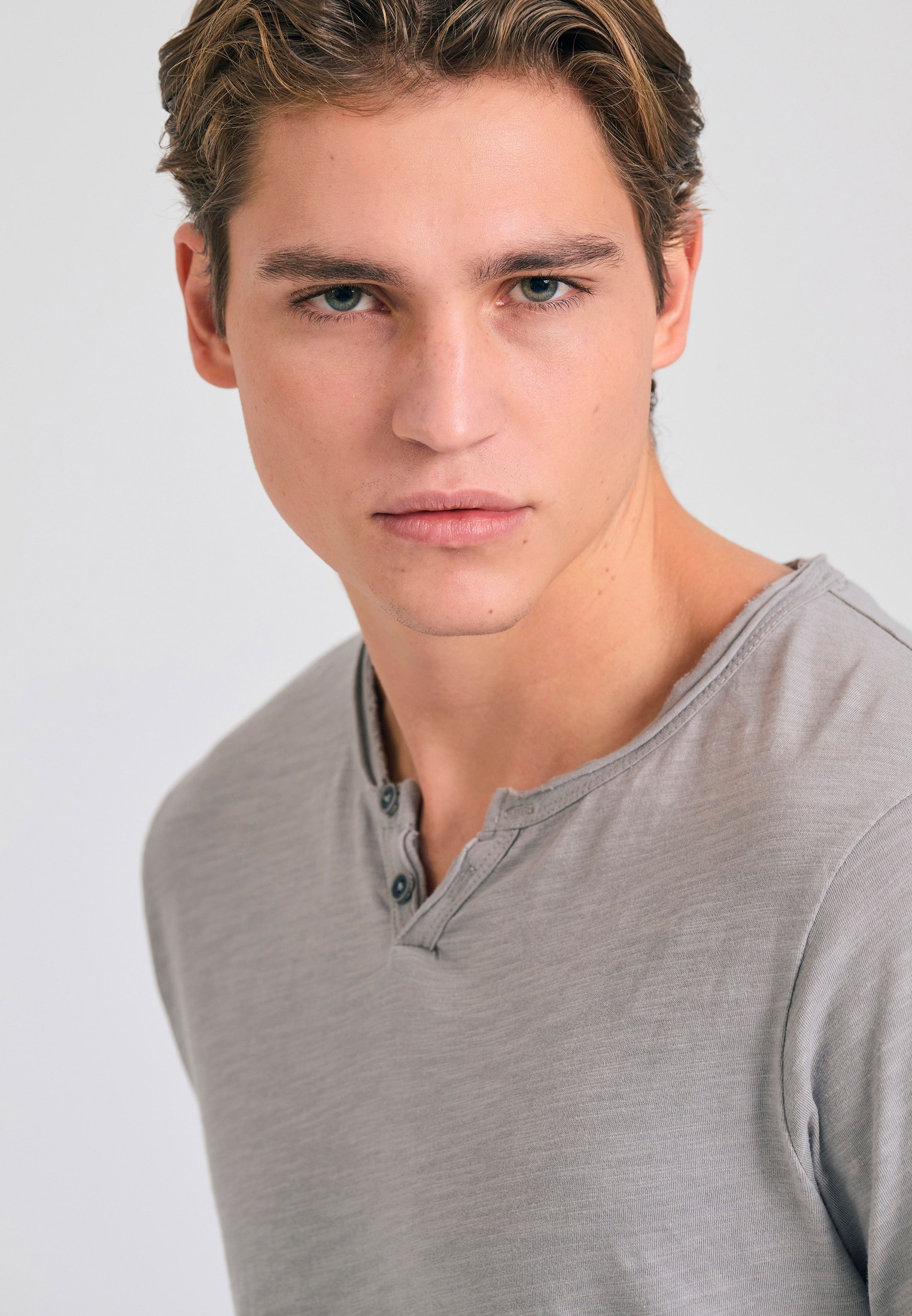 T-shirt με λαιμό henley και raw cuts - The essentials