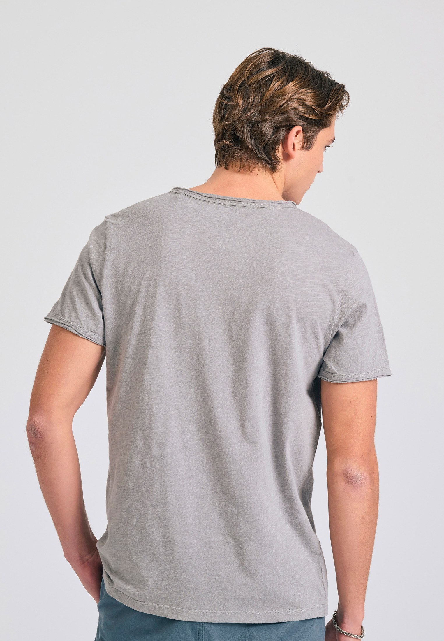 T-shirt με λαιμό henley και raw cuts - The essentials