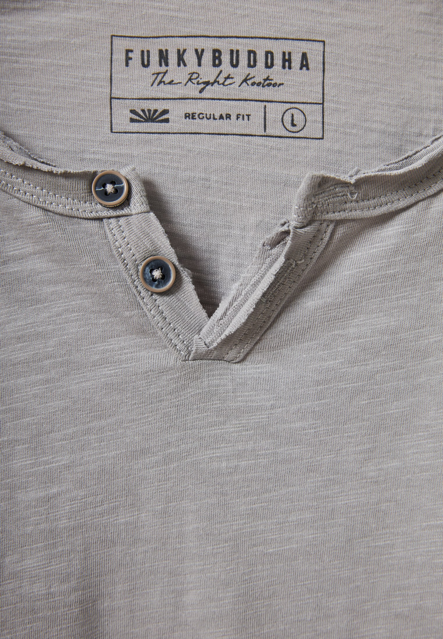 T-shirt με λαιμό henley και raw cuts - The essentials