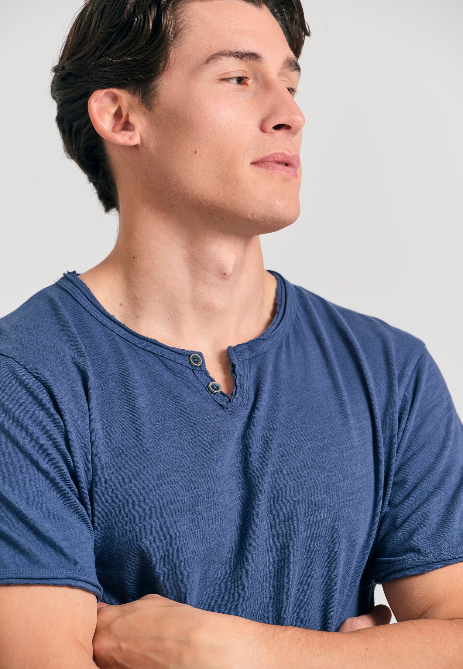 T-shirt με λαιμό henley και raw cuts - The essentials