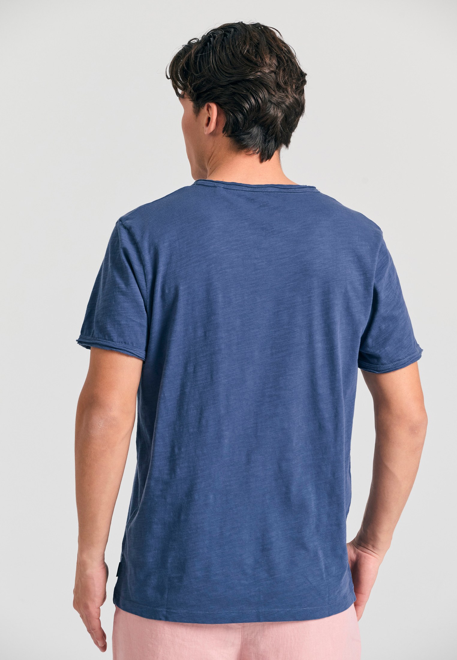 T-shirt με λαιμό henley και raw cuts - The essentials