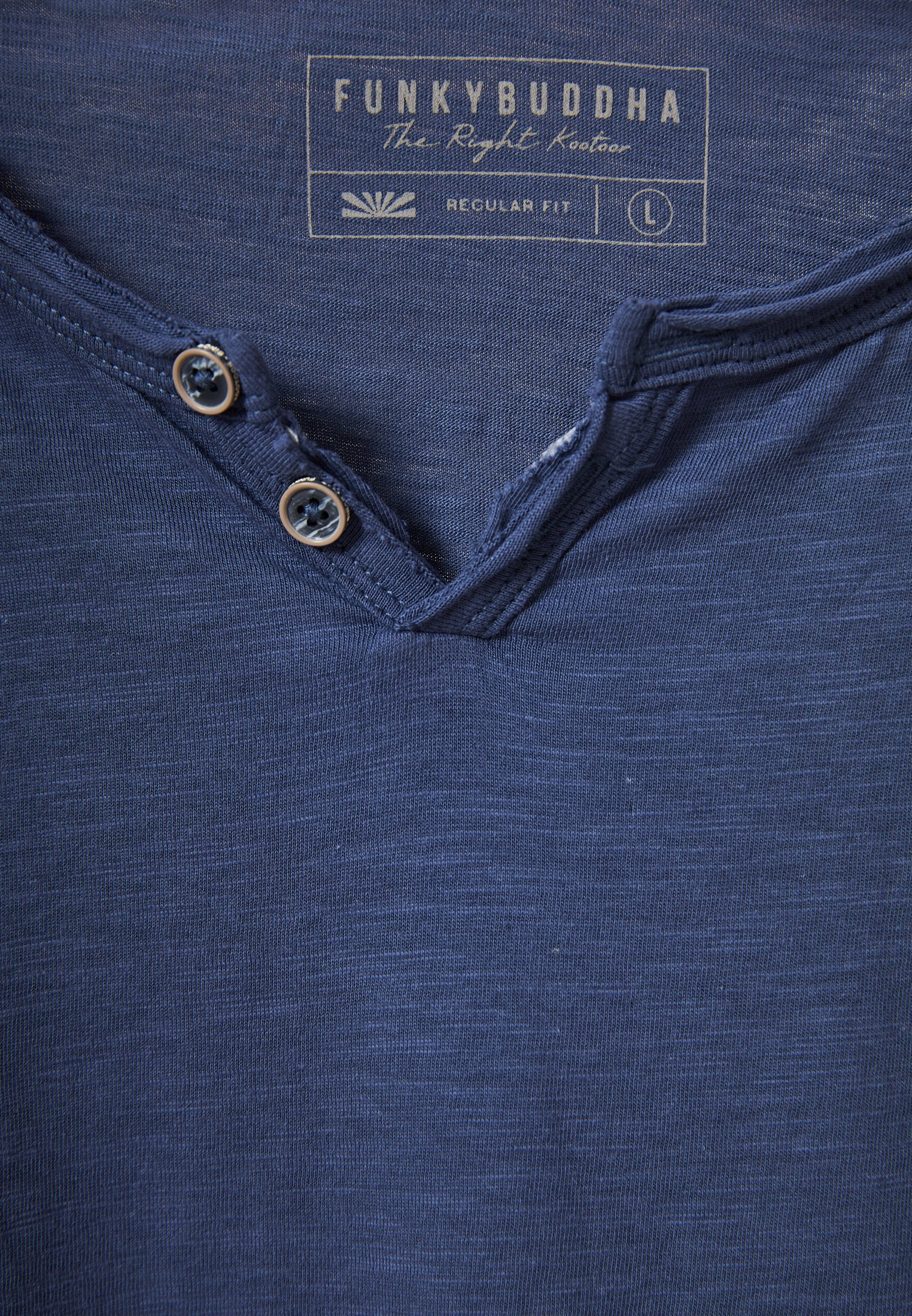 T-shirt με λαιμό henley και raw cuts - The essentials