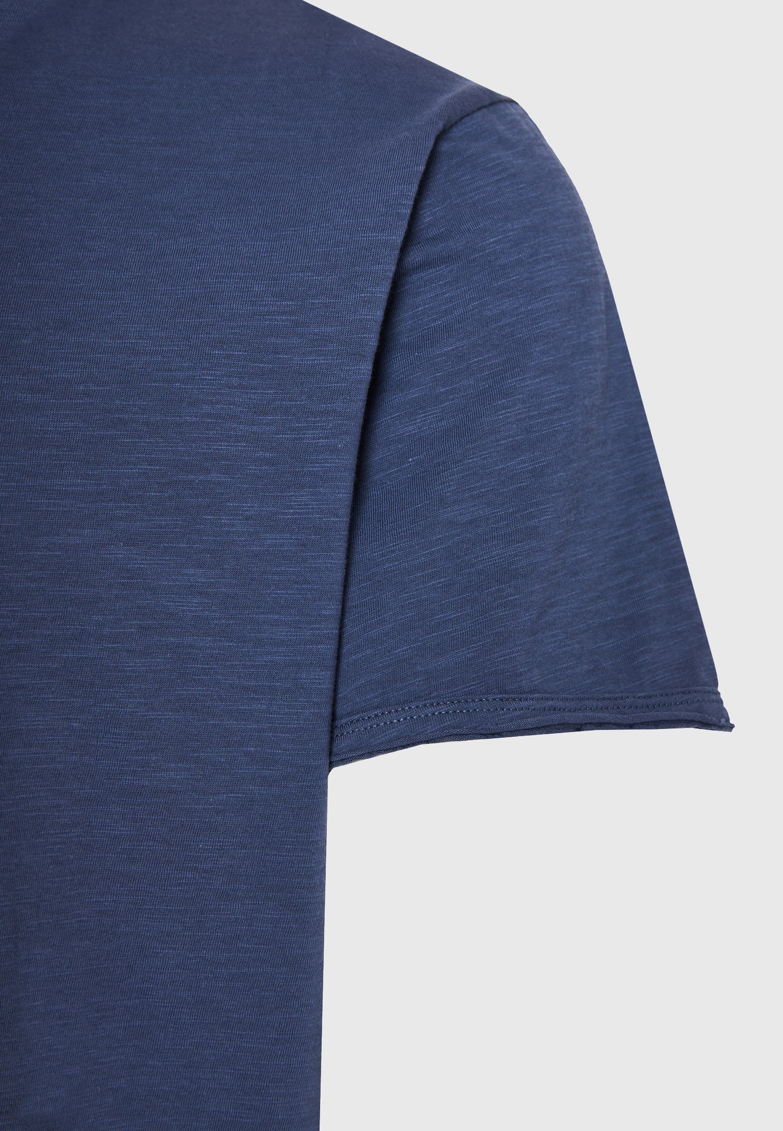 T-shirt με λαιμό henley και raw cuts - The essentials