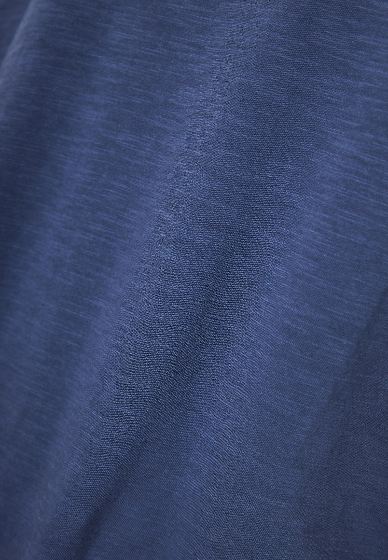 T-shirt με λαιμό henley και raw cuts - The essentials