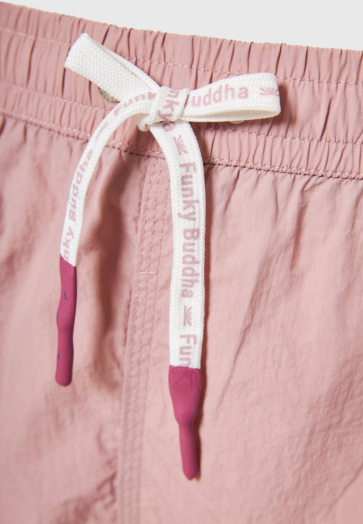 Ανδρικό μονόχρωμο μαγιό με διακοσμητικό τσεπάκι