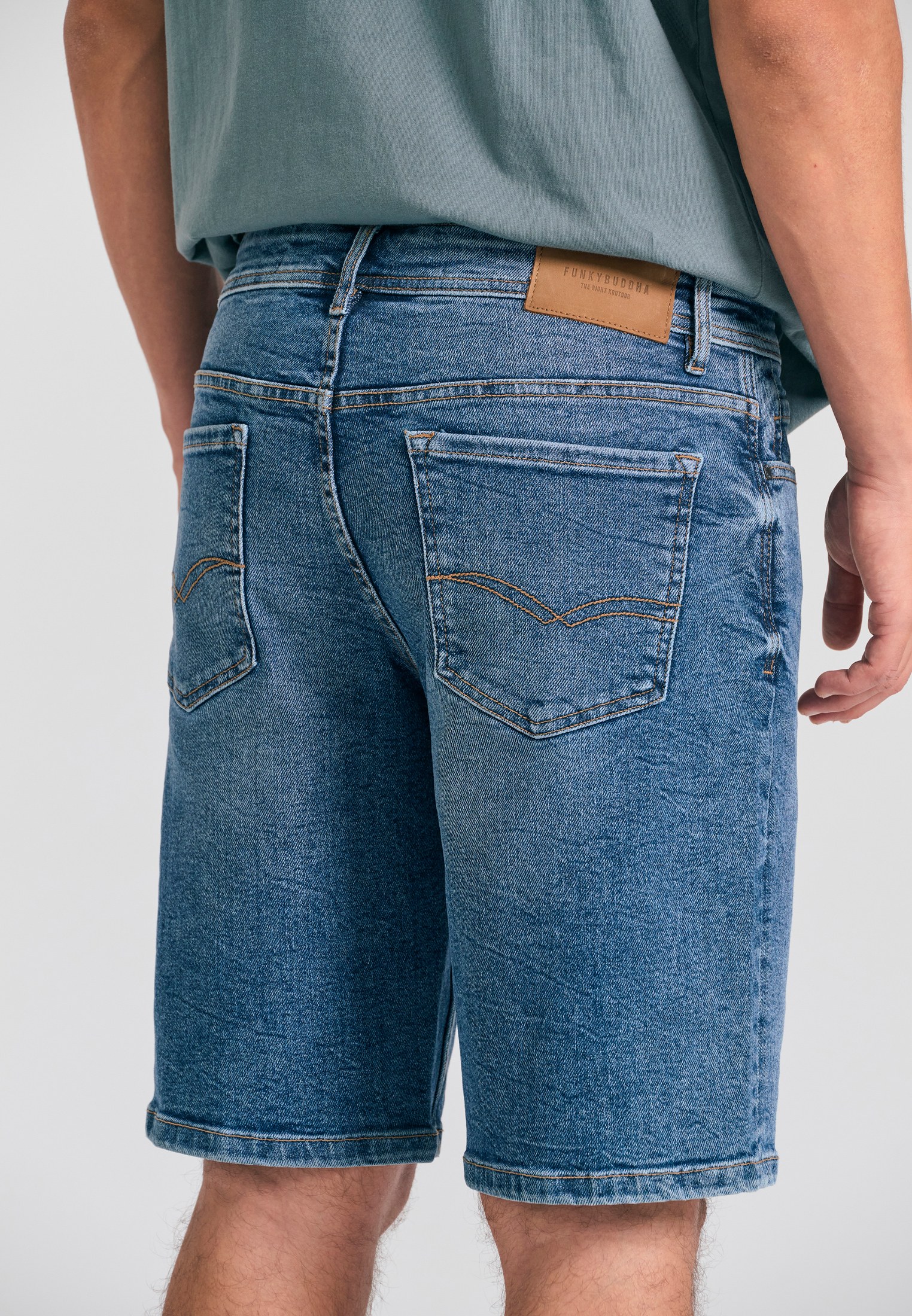 Ανδρική τζιν βερμούδα με ελαφρύ ξεθώριασμα