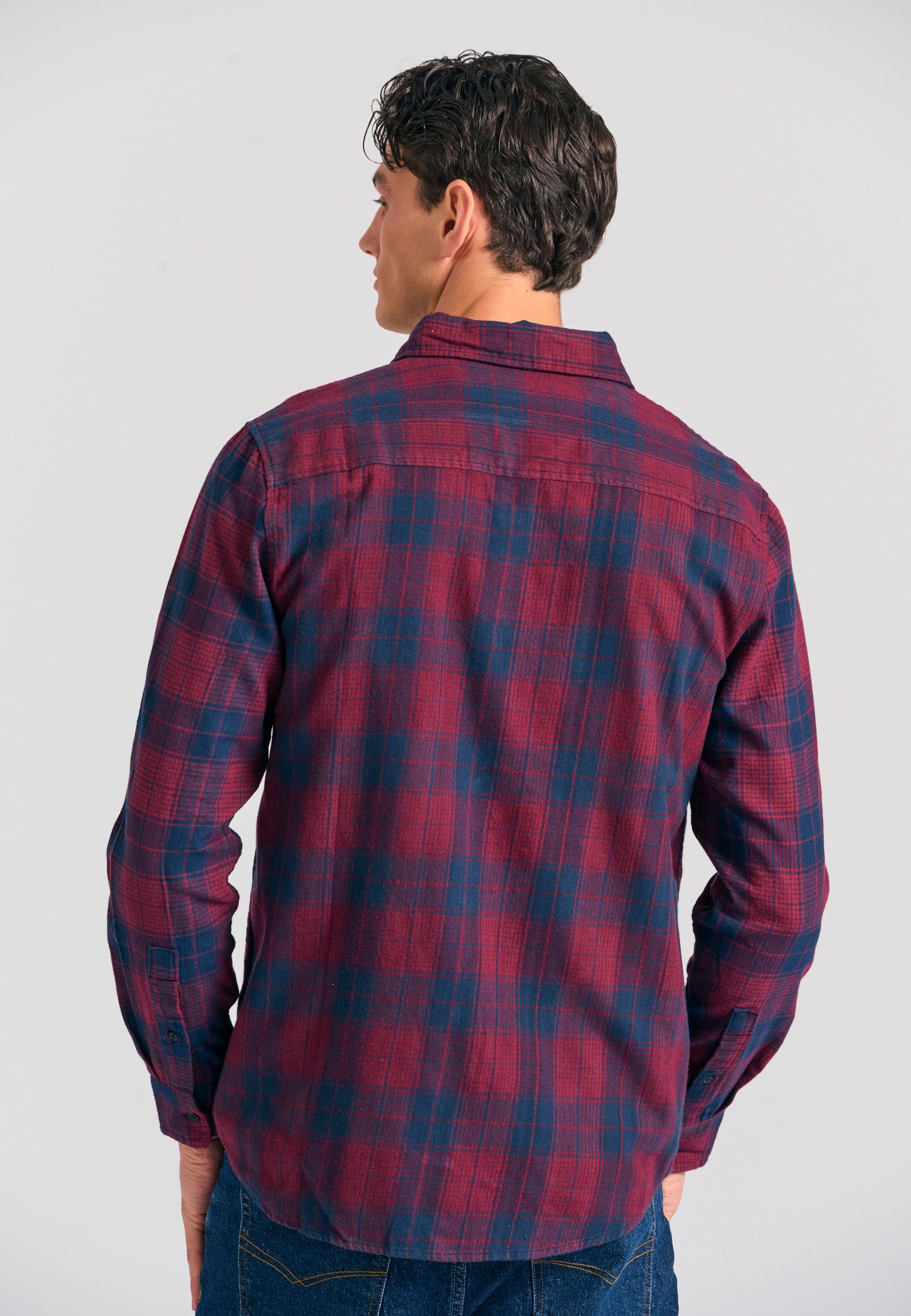 Ανδρικό καρό πουκάμισο με τσέπη στο στήθος φωτογραφία