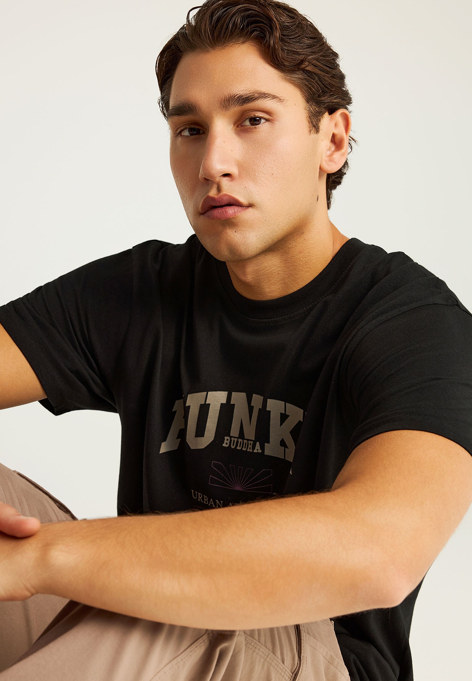 T-shirt με branded τύπωμα στο στήθος φωτογραφία