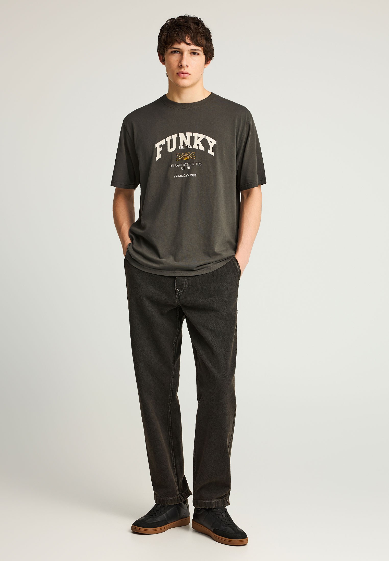 T-shirt με branded τύπωμα στο στήθος φωτογραφία