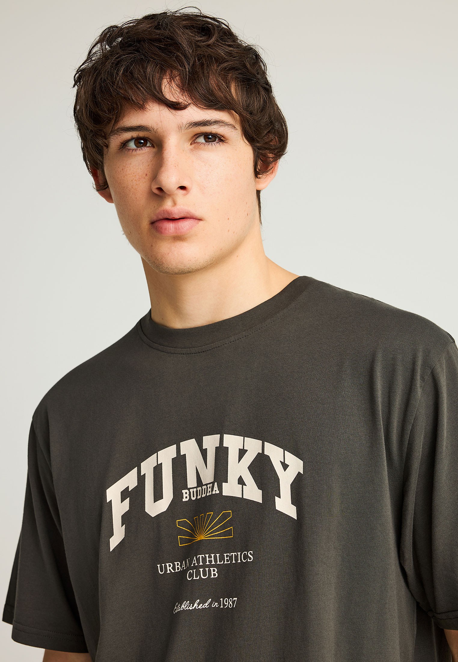 T-shirt με branded τύπωμα στο στήθος φωτογραφία