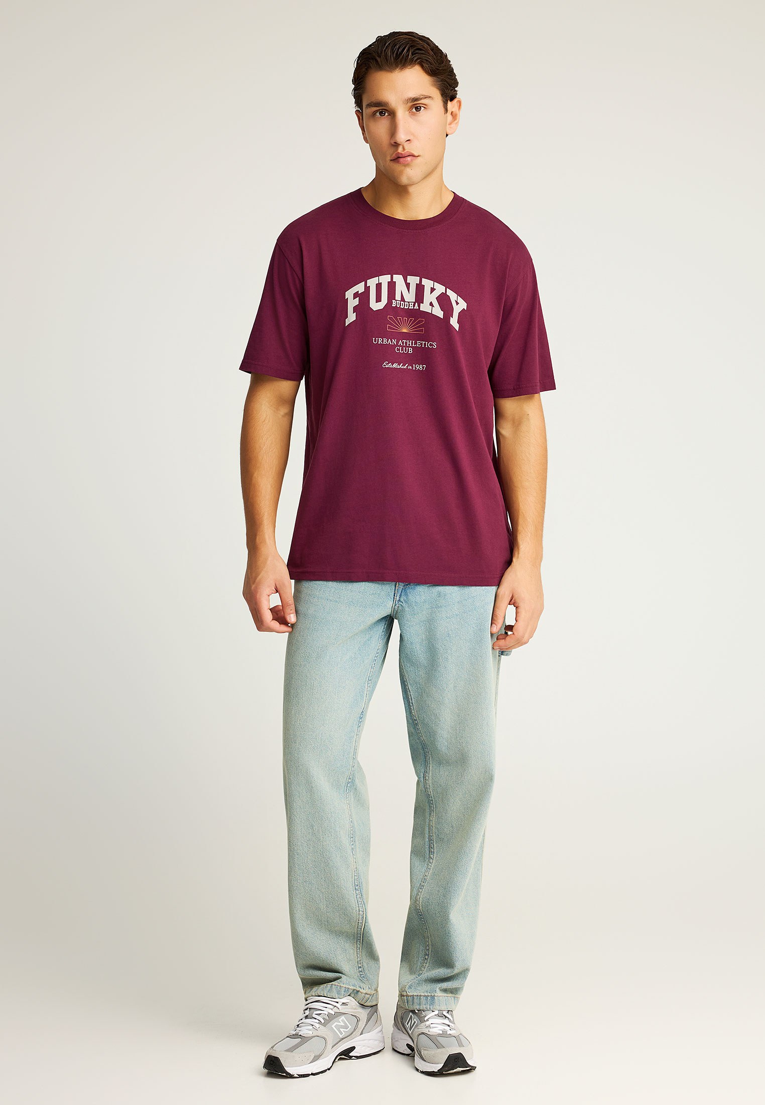 T-shirt με branded τύπωμα στο στήθος φωτογραφία