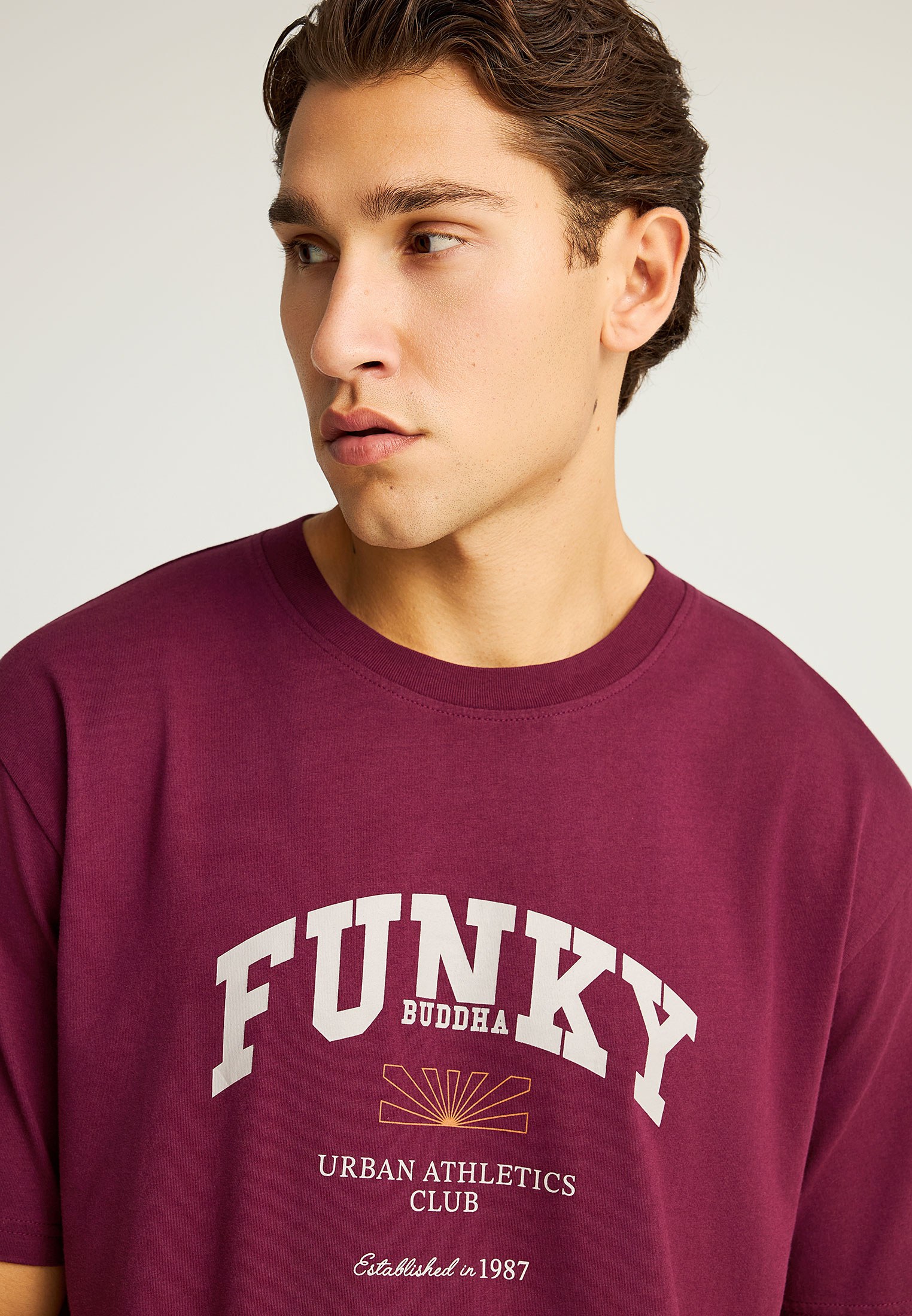 T-shirt με branded τύπωμα στο στήθος φωτογραφία