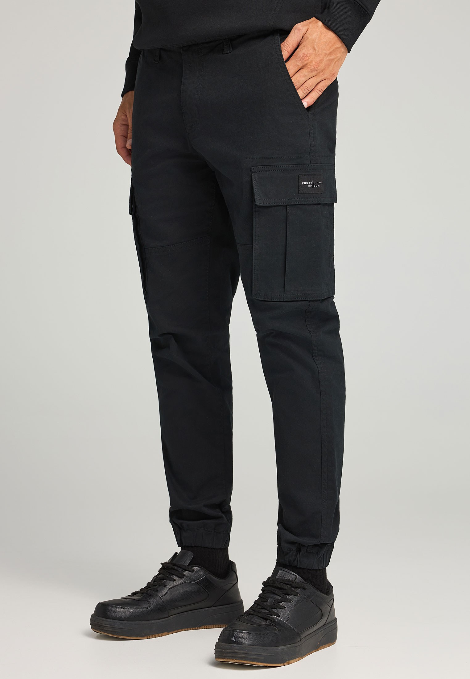 Ανδρικό regular fit cargo παντελόνι με cuffed τελείωμα φωτογραφία
