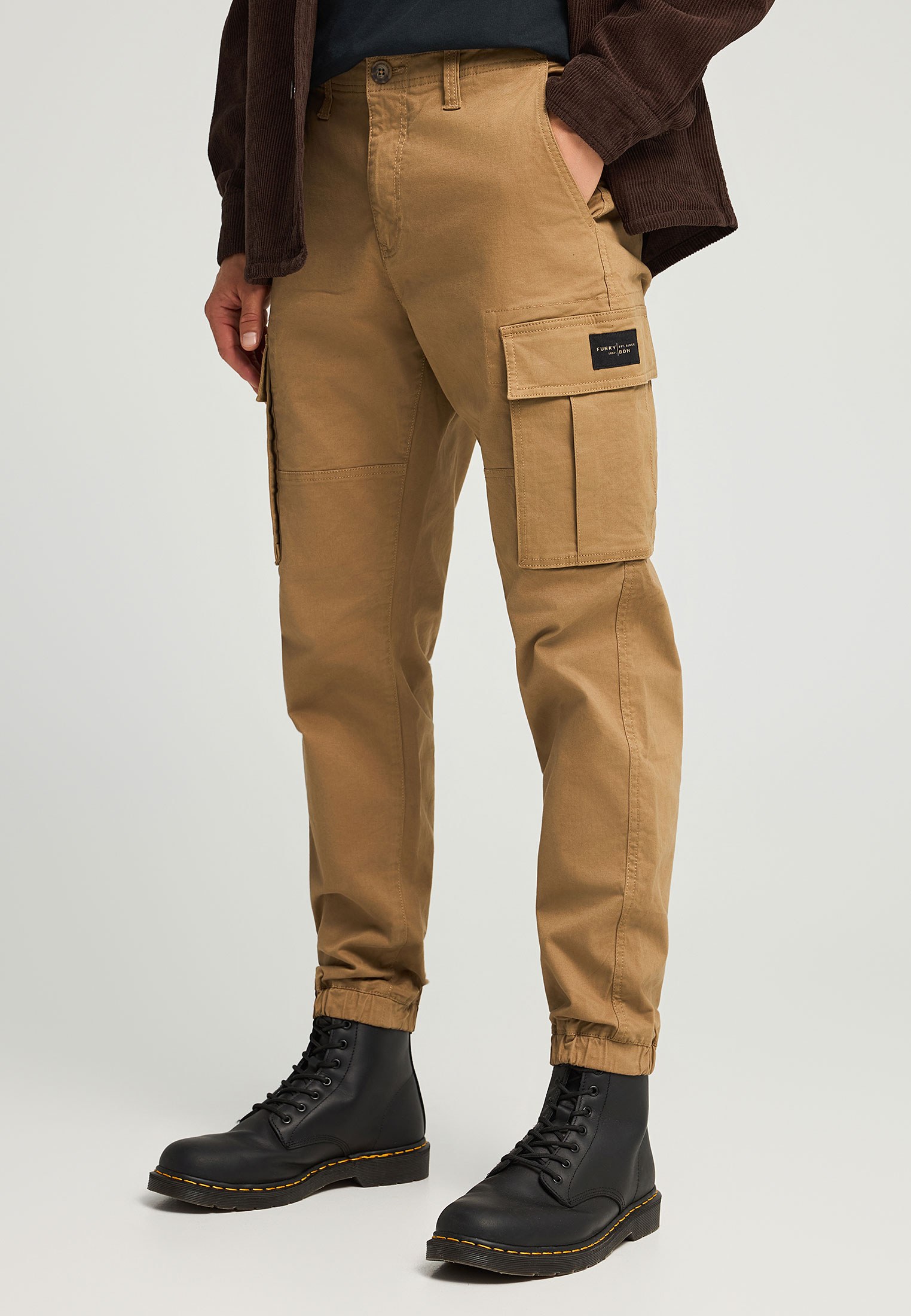Ανδρικό regular fit cargo παντελόνι με cuffed τελείωμα φωτογραφία