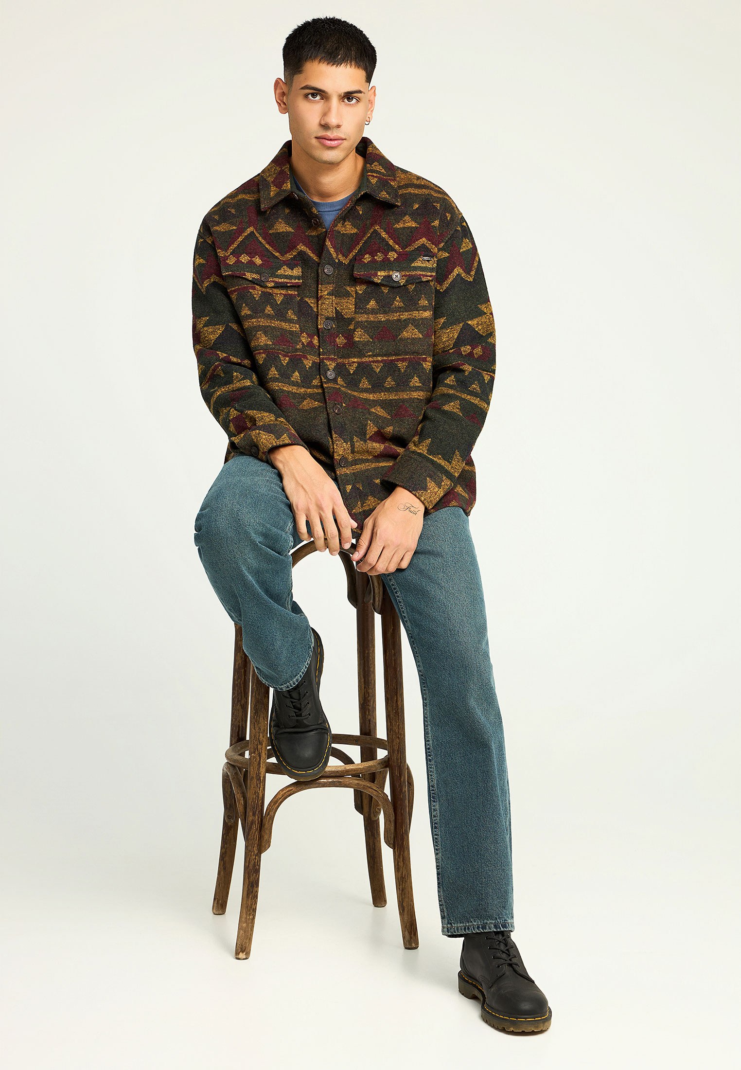 Ανδρικό casual overshirt με ethnic σχέδιο φωτογραφία