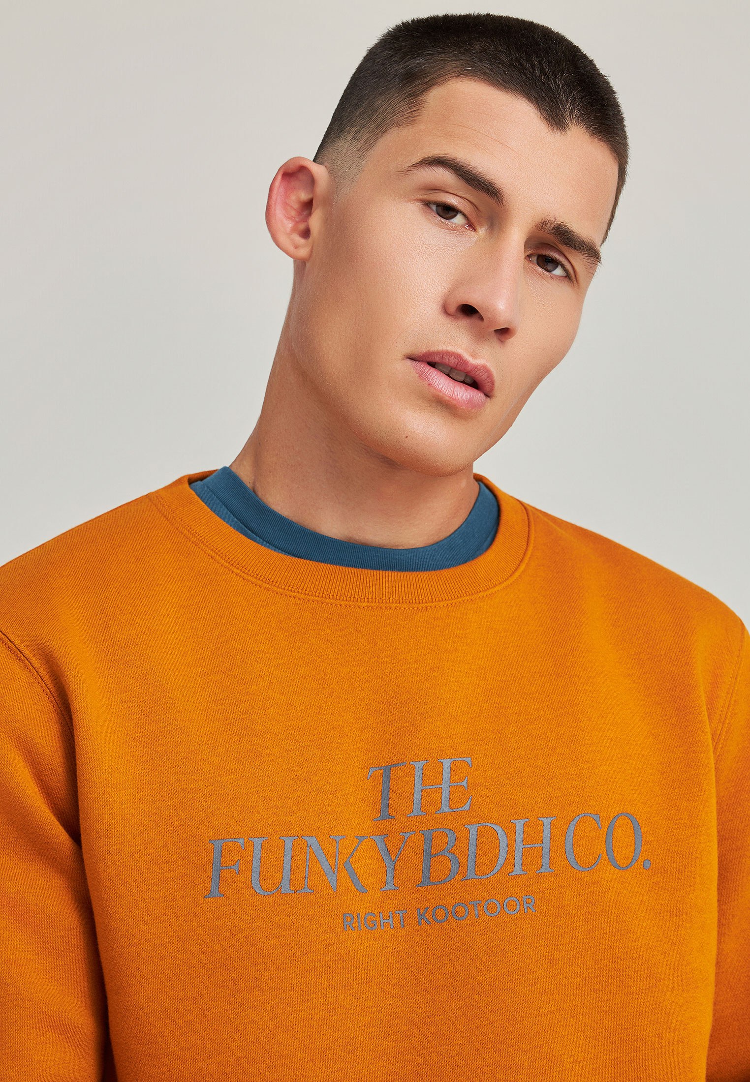 Ανδρικό φούτερ με τυπωμένο logo - The essentials φωτογραφία