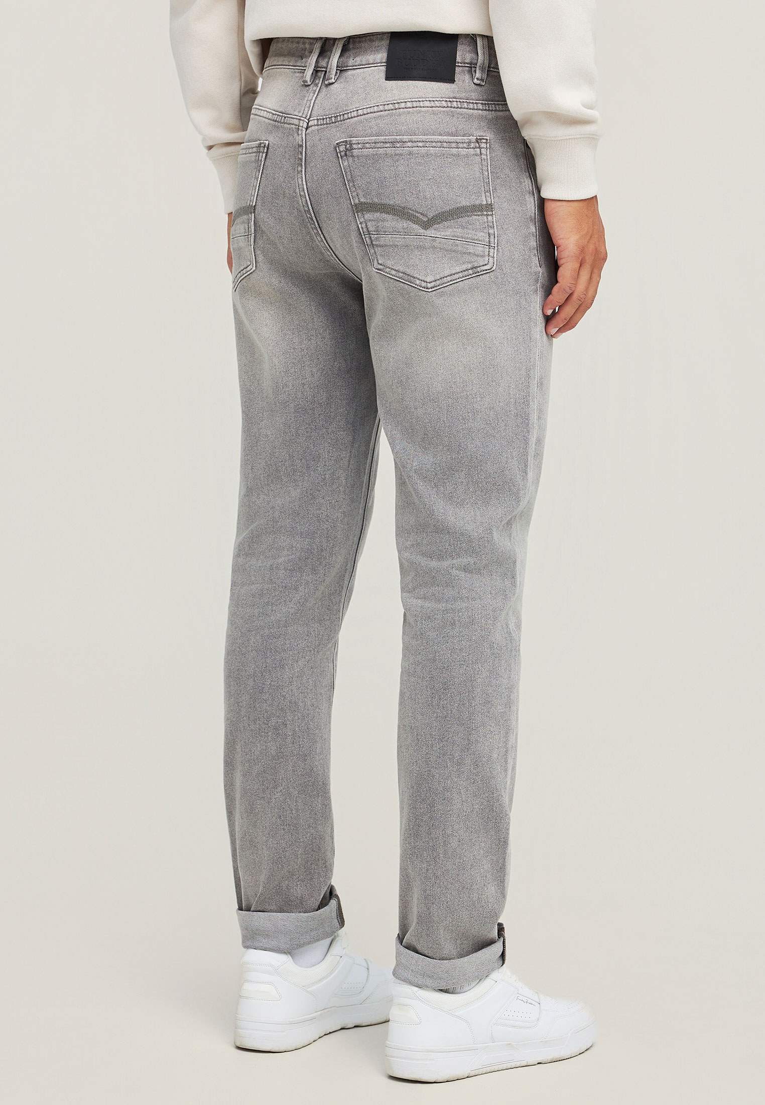 Ανδρικό tapered τζιν με washed effects φωτογραφία