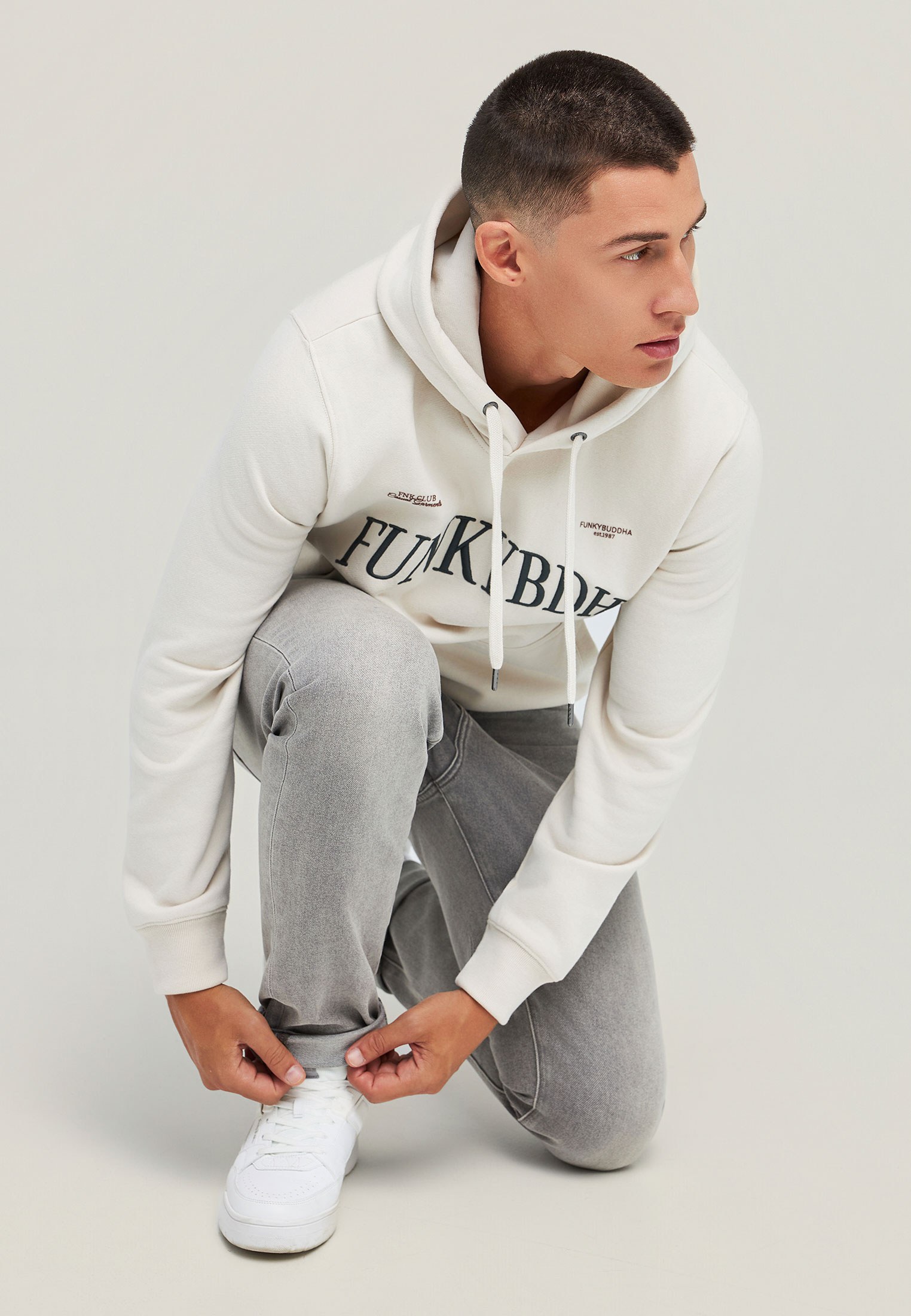 Ανδρικό tapered τζιν με washed effects φωτογραφία