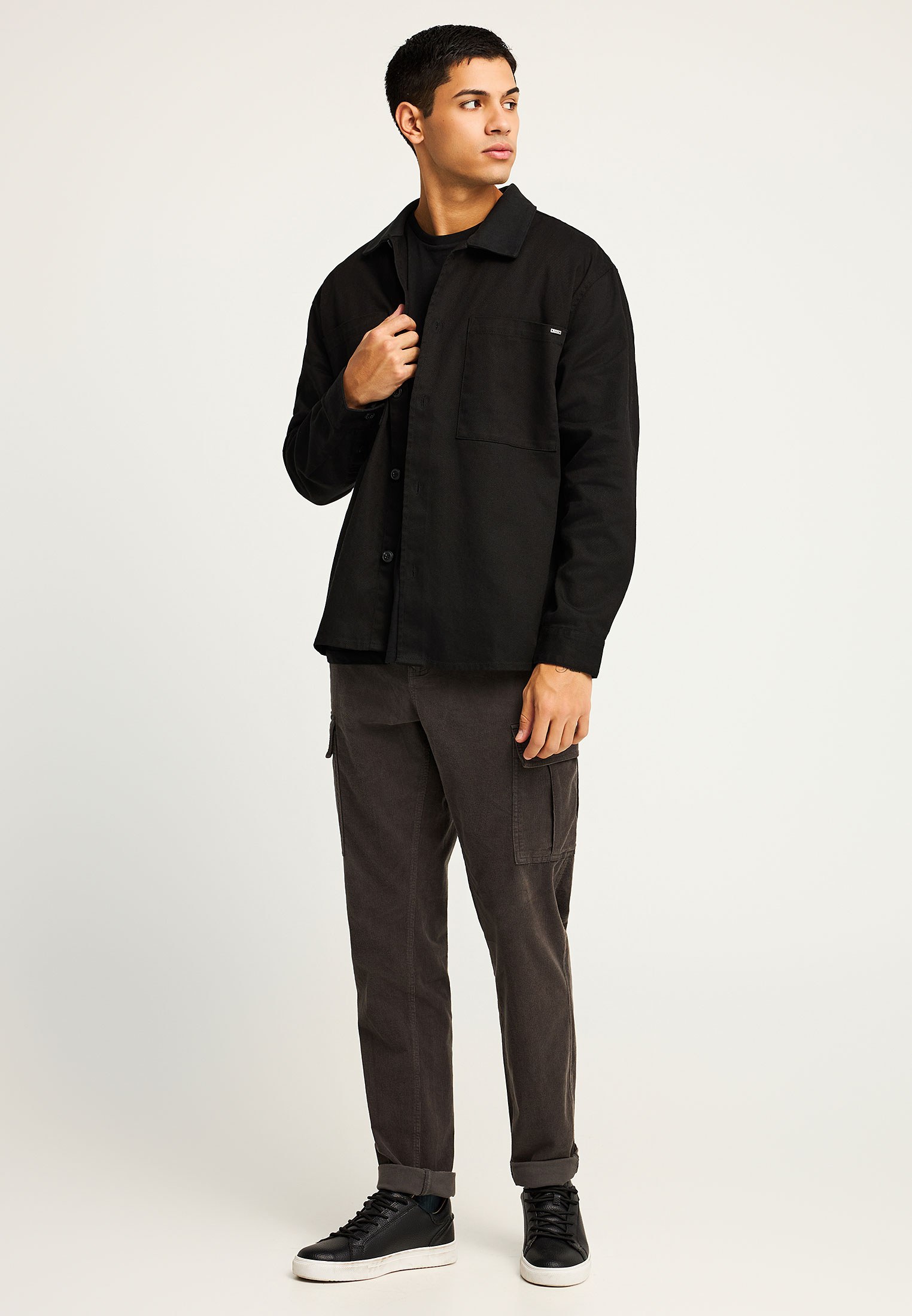 Overshirt casual ανδρικό πουκάμισο με τσέπες στο στήθος φωτογραφία
