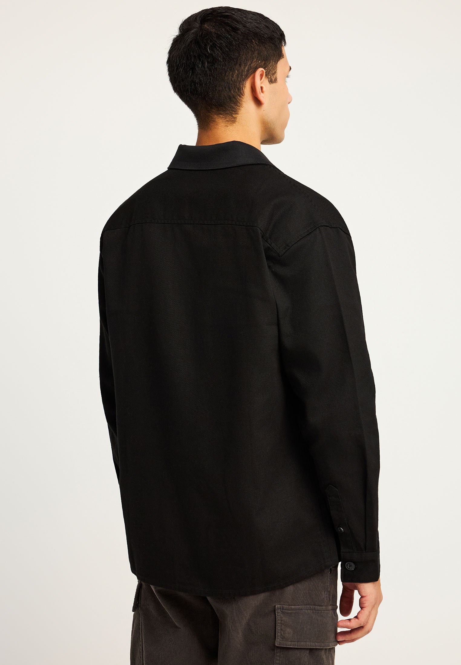 Overshirt casual ανδρικό πουκάμισο με τσέπες στο στήθος φωτογραφία