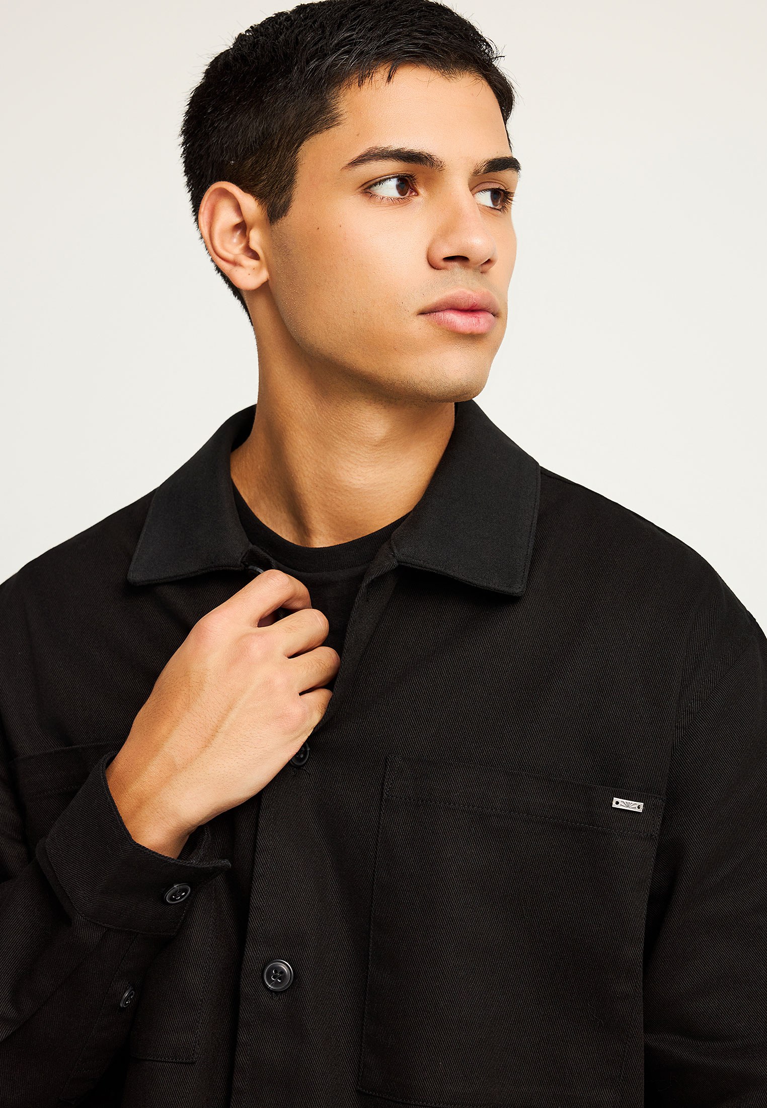 Overshirt casual ανδρικό πουκάμισο με τσέπες στο στήθος φωτογραφία
