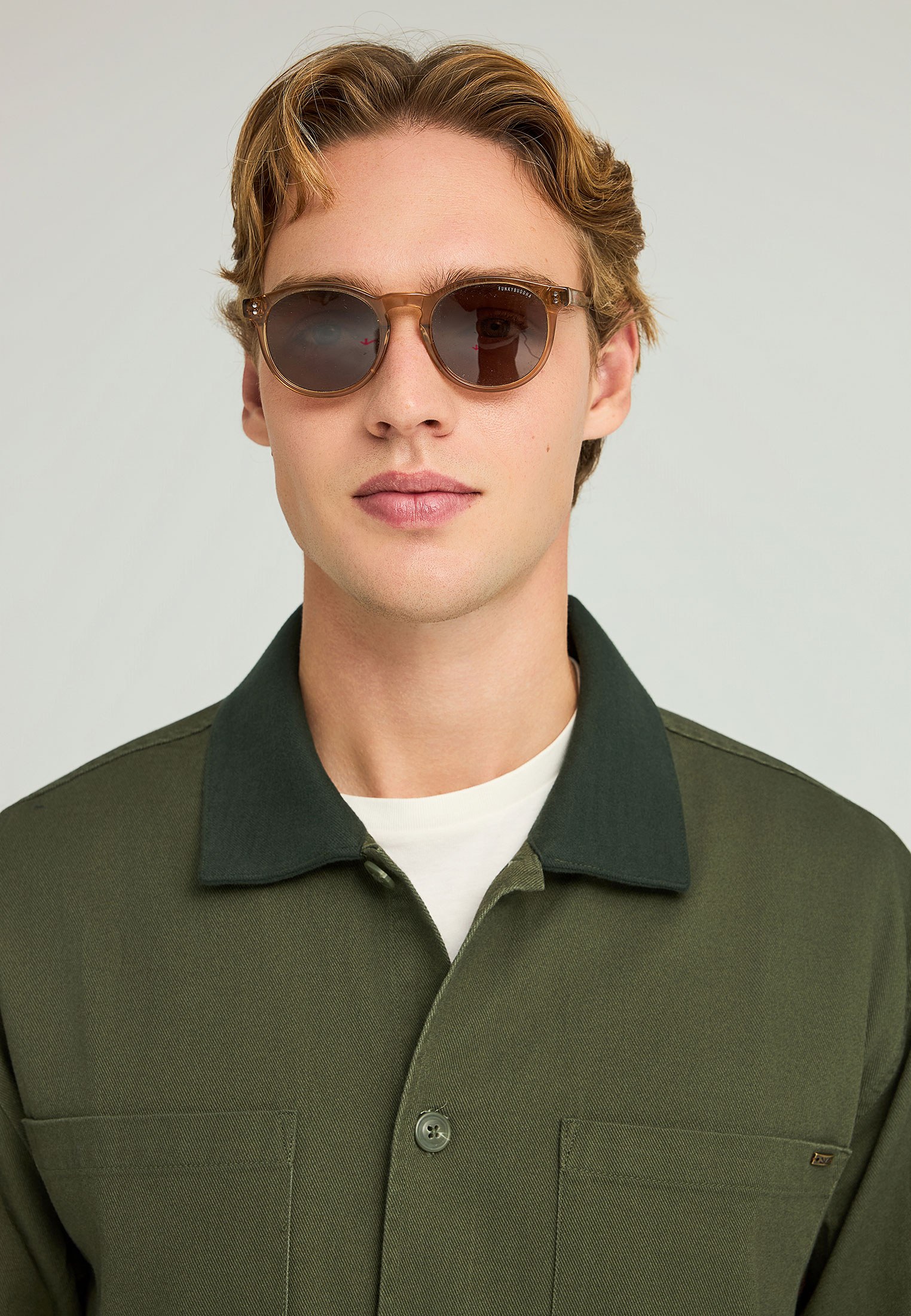 Overshirt casual ανδρικό πουκάμισο με τσέπες στο στήθος φωτογραφία