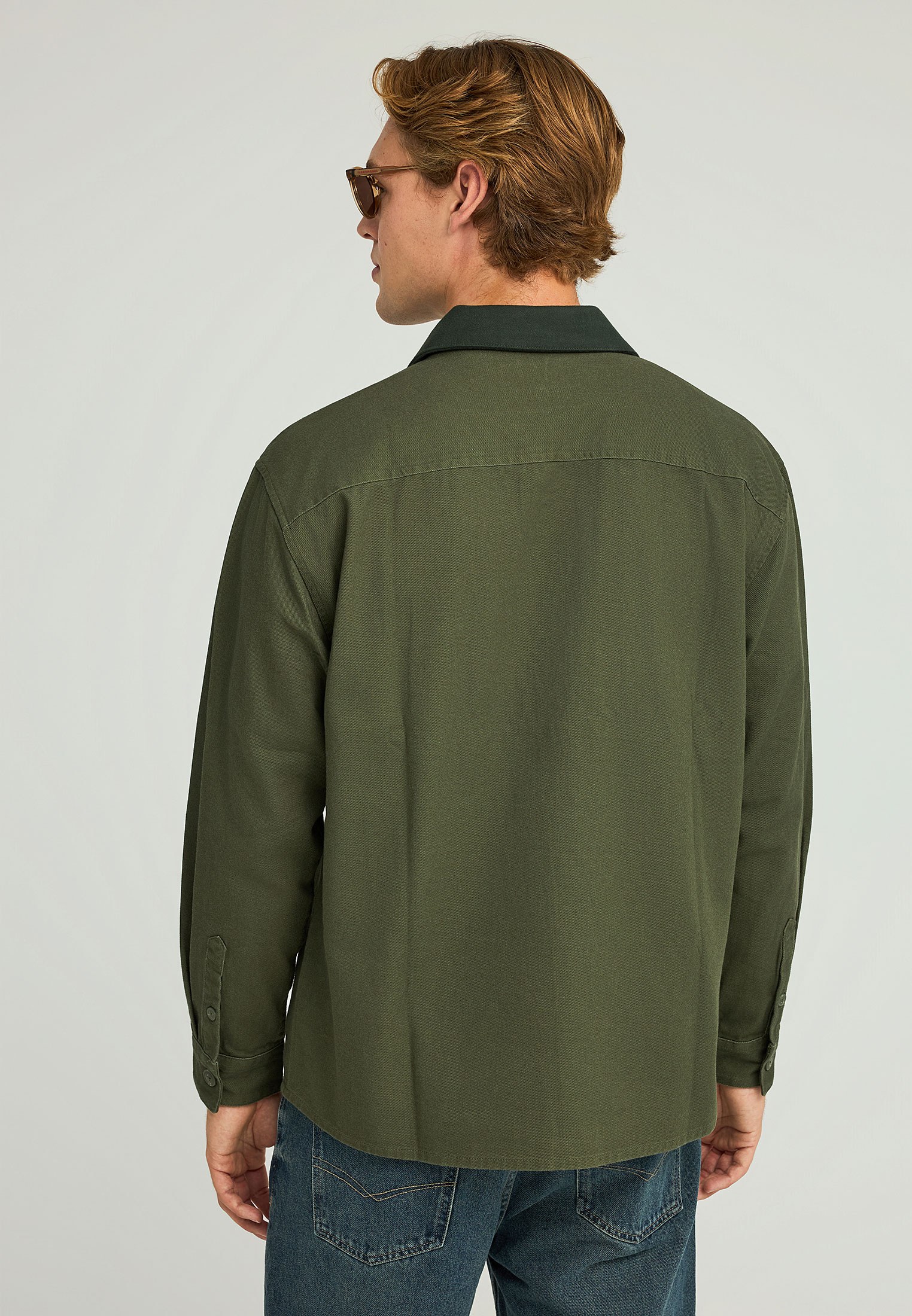 Overshirt casual ανδρικό πουκάμισο με τσέπες στο στήθος φωτογραφία