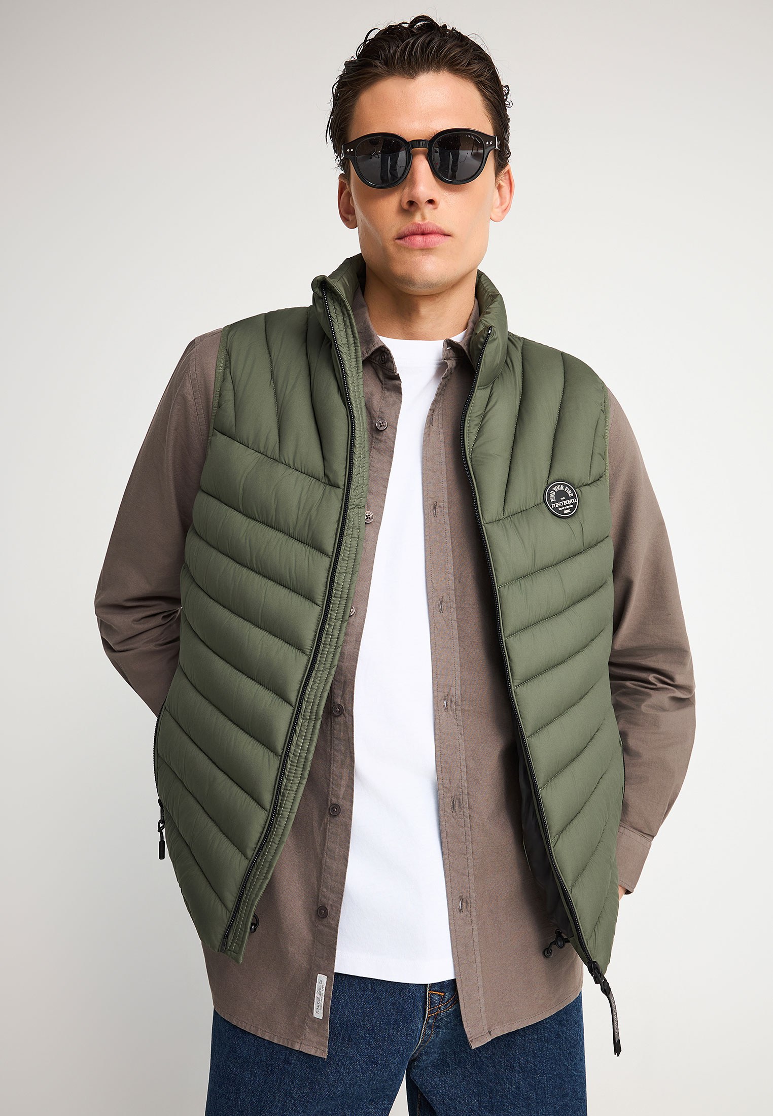 Ανδρικά ρούχα FunkyBuddha - ΣΗΜΑΝΤΙΚΟ: Σε περίπτωση διαφοράς τιμής από το κατάστημα ισχύει παντα και μόνο η τιμή του καταστήματος Ανδρικό αμάνικο καπιτονέ μπουφάν.