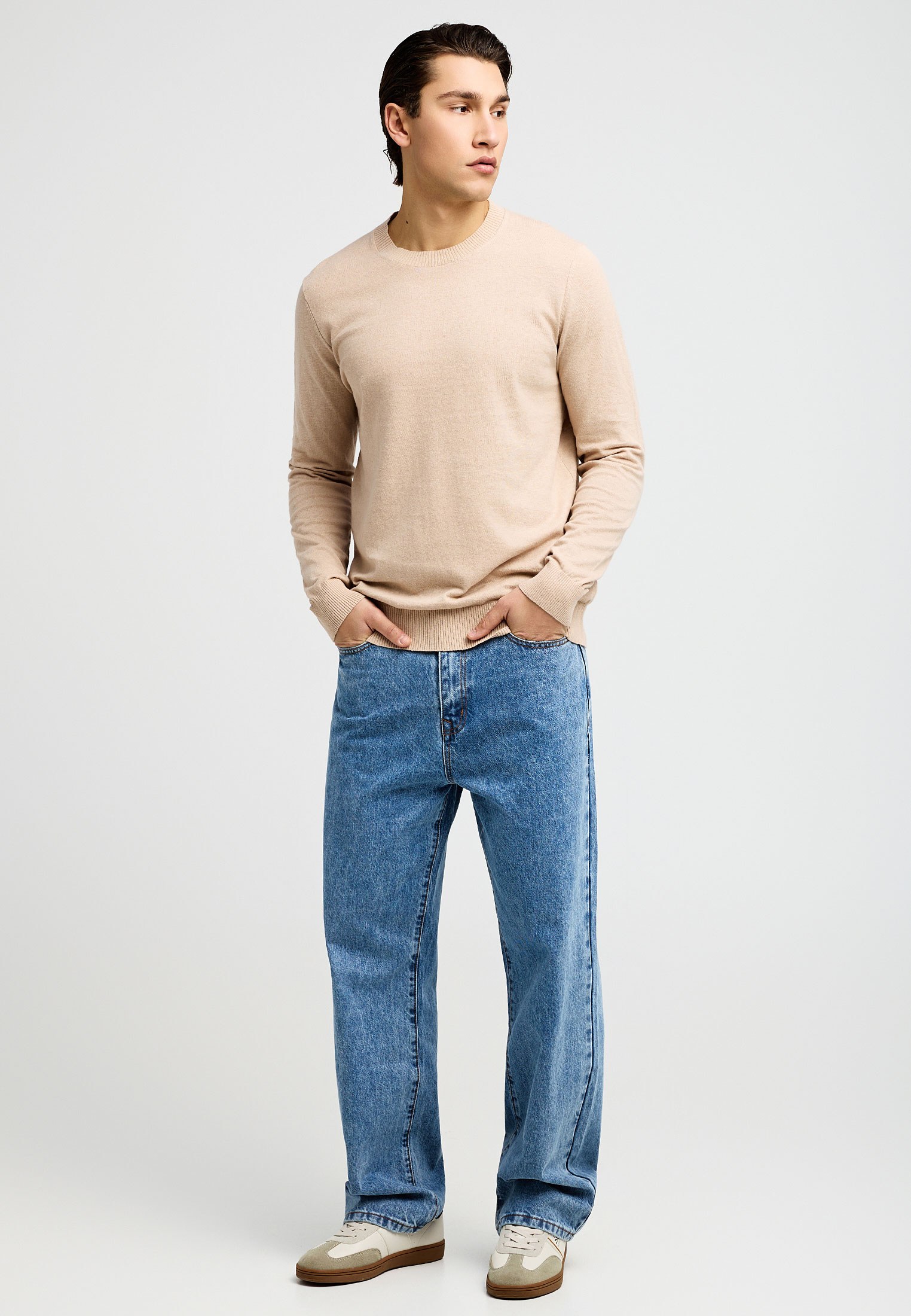 Ανδρικό ελαφρύ πλεκτό με λαιμόκοψη