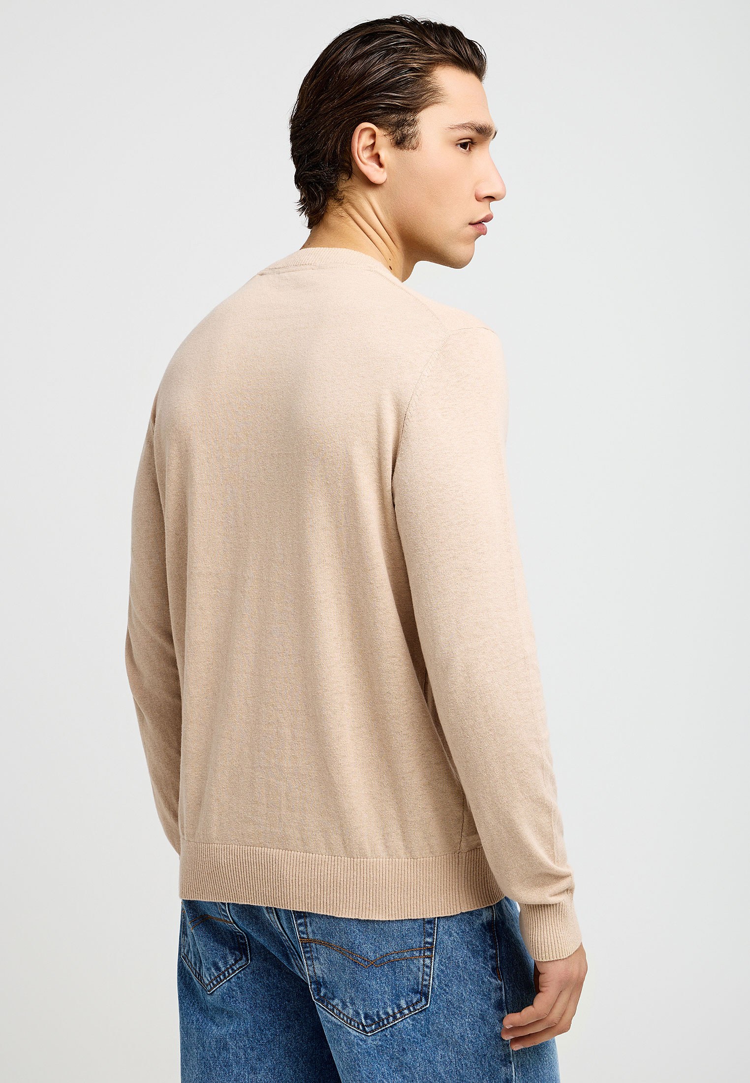 Ανδρικό ελαφρύ πλεκτό με λαιμόκοψη