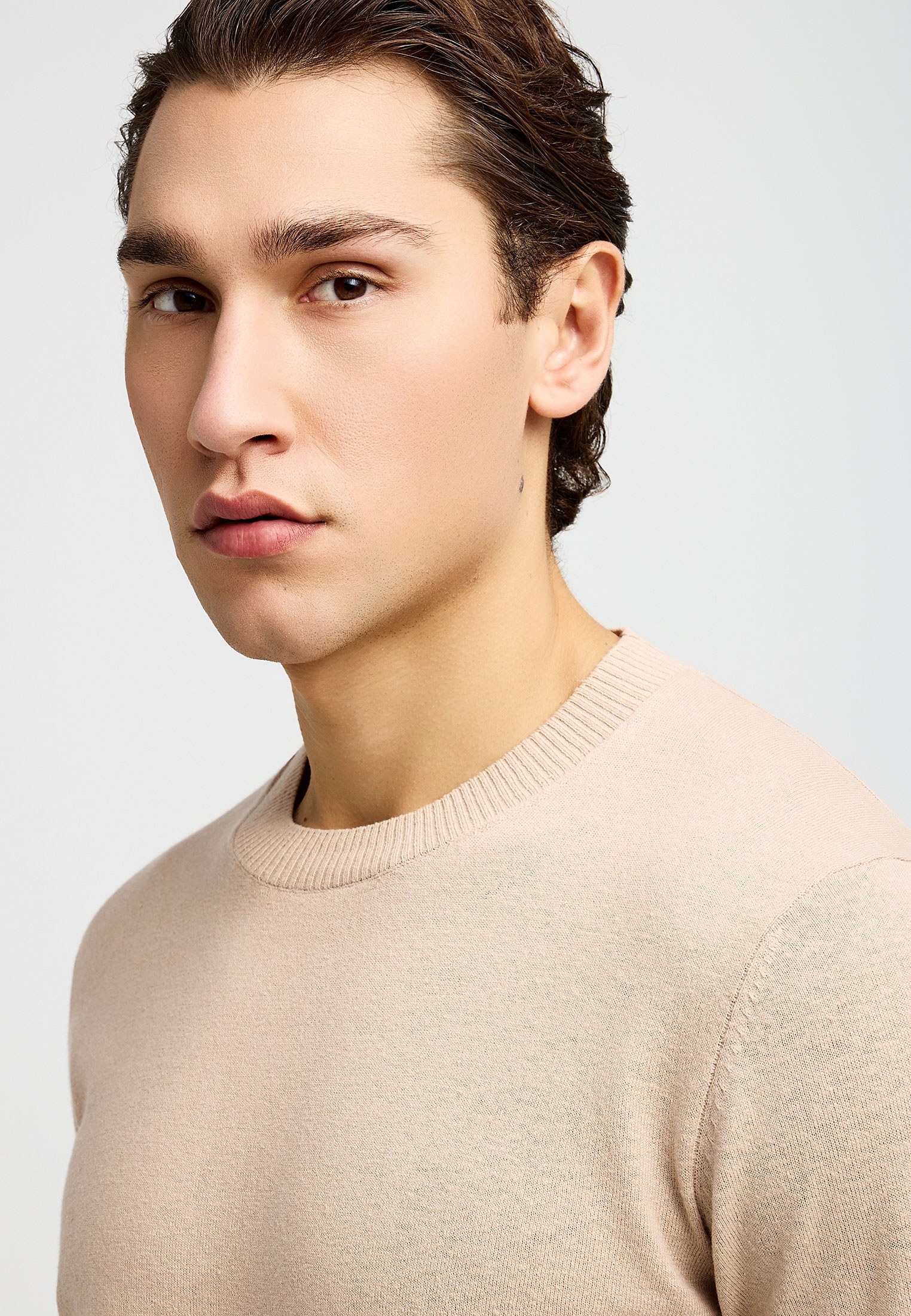 Ανδρικό ελαφρύ πλεκτό με λαιμόκοψη